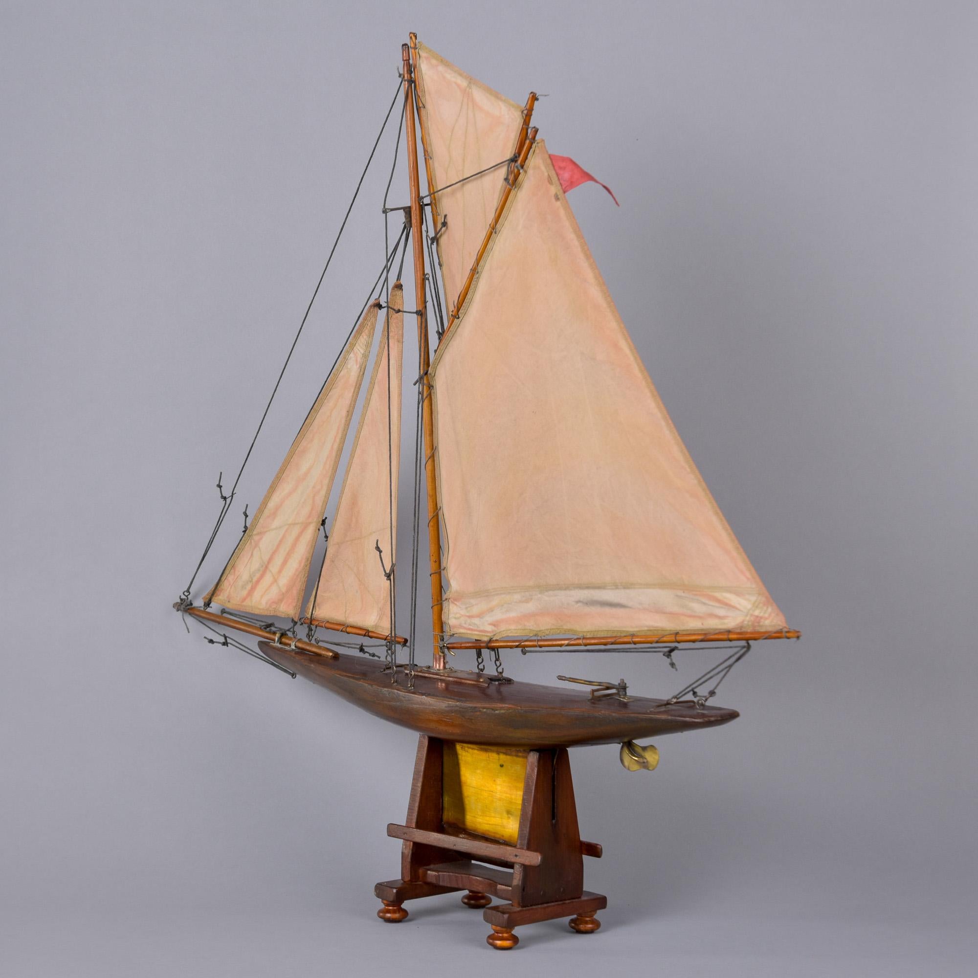 CIRCA 1910 Englisches Teichboot mit geplanktem Deck und geschnitztem Rumpf im Angebot 5