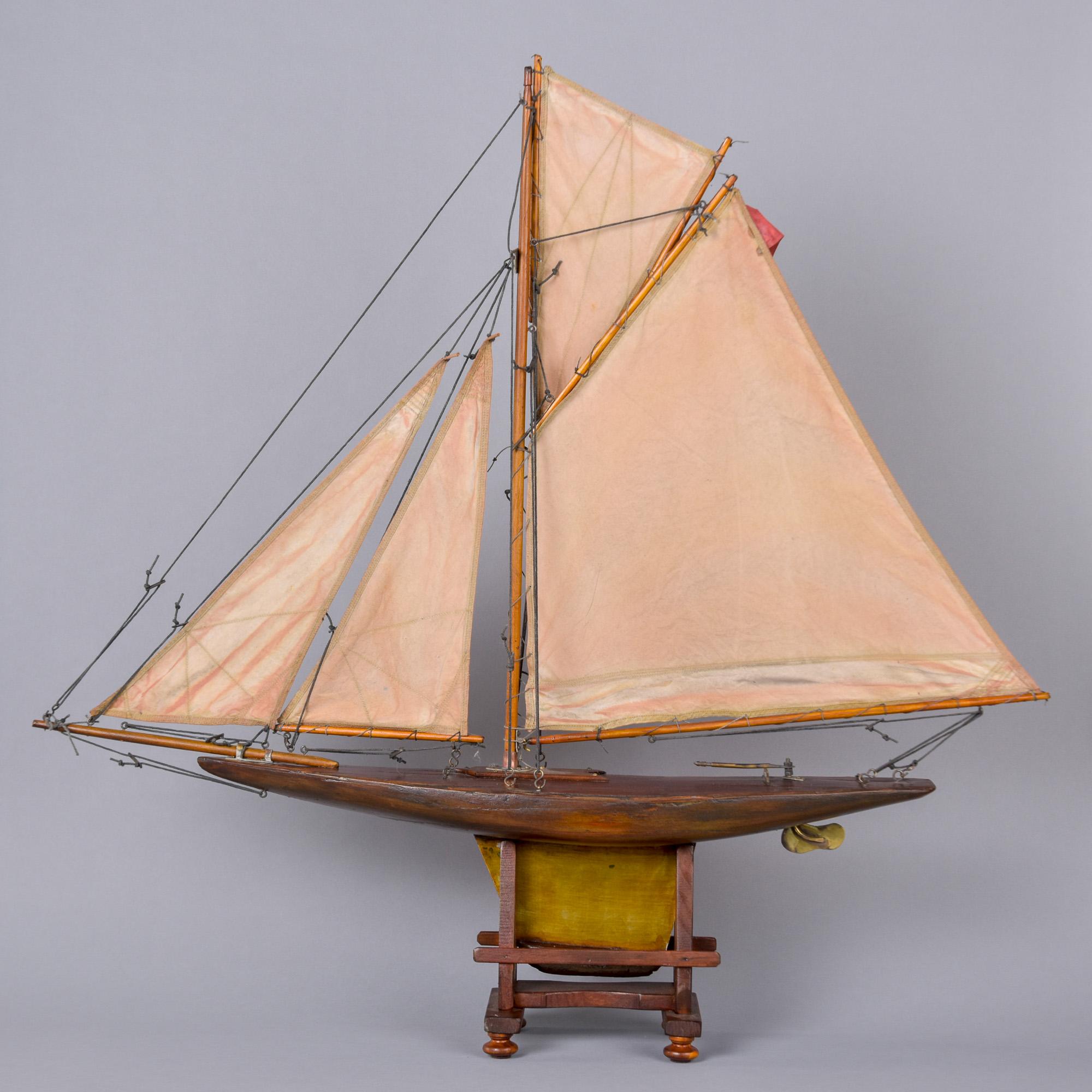 CIRCA 1910 Englisches Teichboot mit geplanktem Deck und geschnitztem Rumpf im Angebot 6