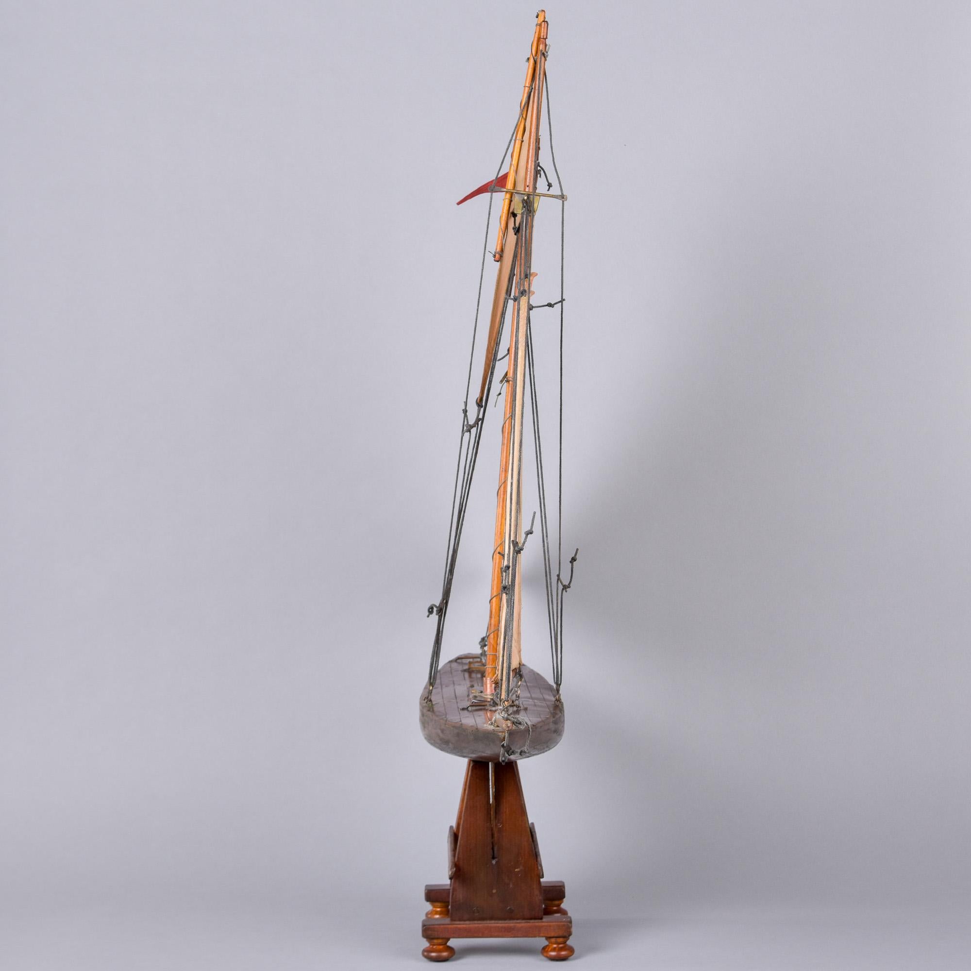 CIRCA 1910 Englisches Teichboot mit geplanktem Deck und geschnitztem Rumpf im Angebot 7