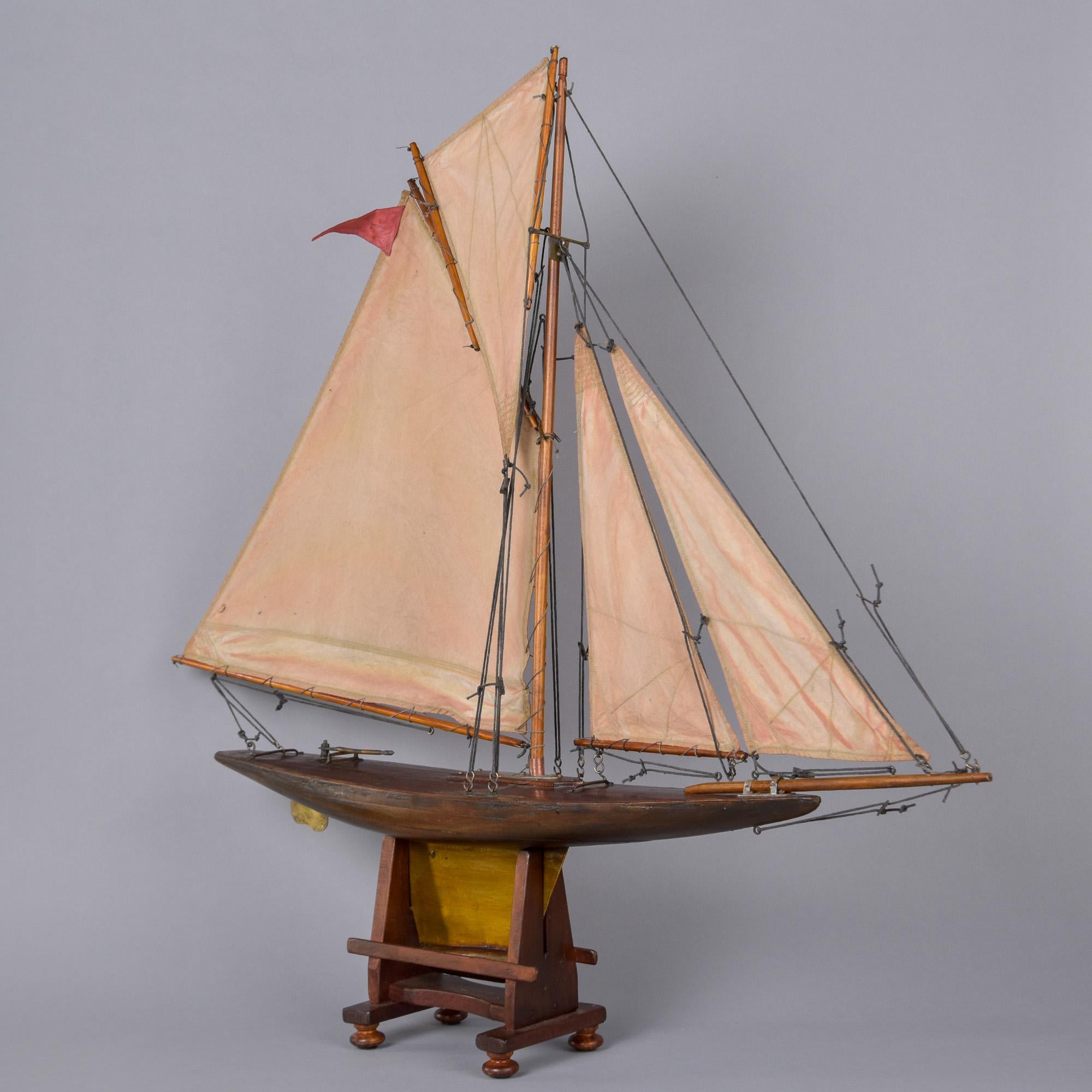CIRCA 1910 Englisches Teichboot mit geplanktem Deck und geschnitztem Rumpf im Zustand „Gut“ im Angebot in Troy, MI