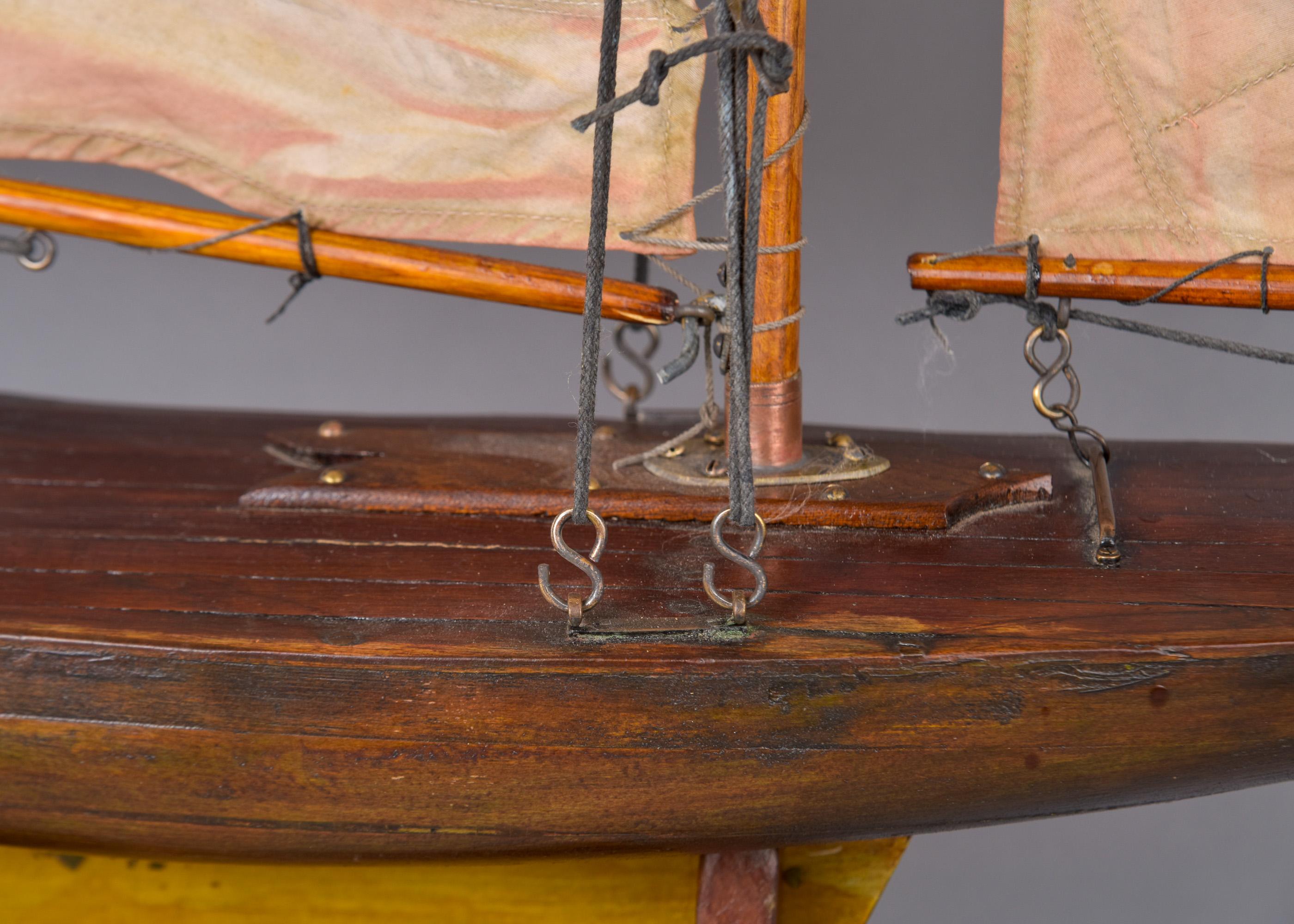 CIRCA 1910 Englisches Teichboot mit geplanktem Deck und geschnitztem Rumpf (20. Jahrhundert) im Angebot