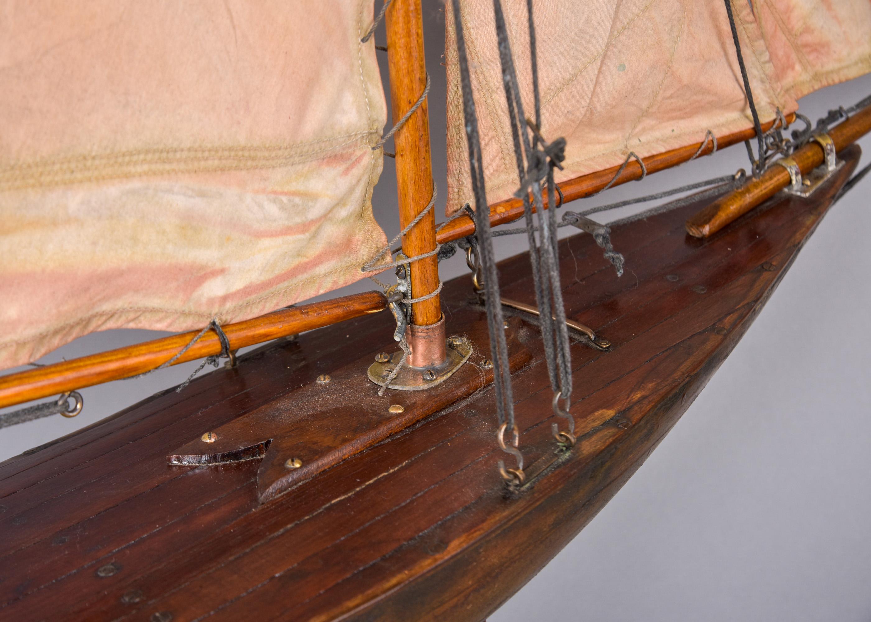 CIRCA 1910 Englisches Teichboot mit geplanktem Deck und geschnitztem Rumpf (Messing) im Angebot