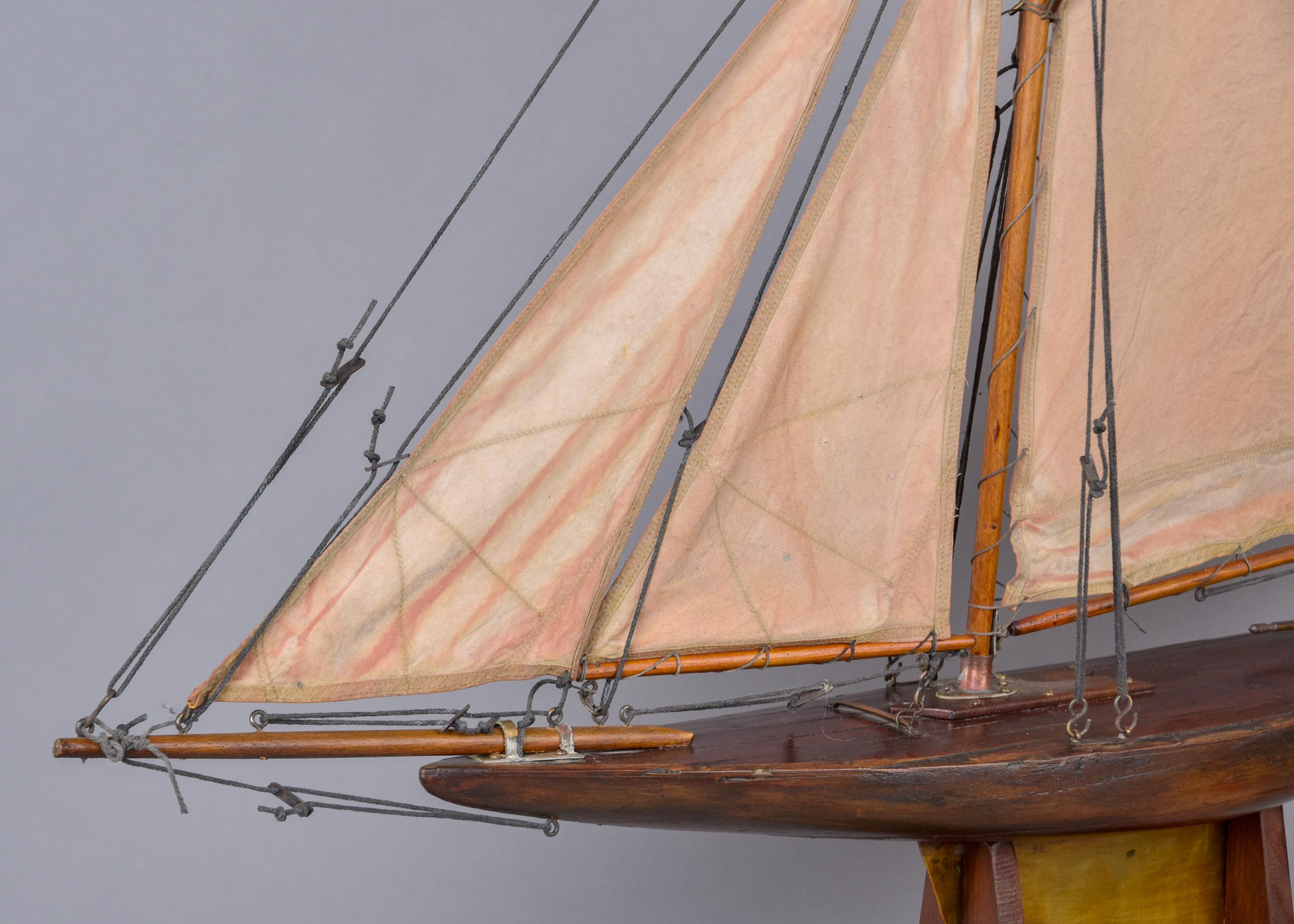 CIRCA 1910 Englisches Teichboot mit geplanktem Deck und geschnitztem Rumpf im Angebot 3