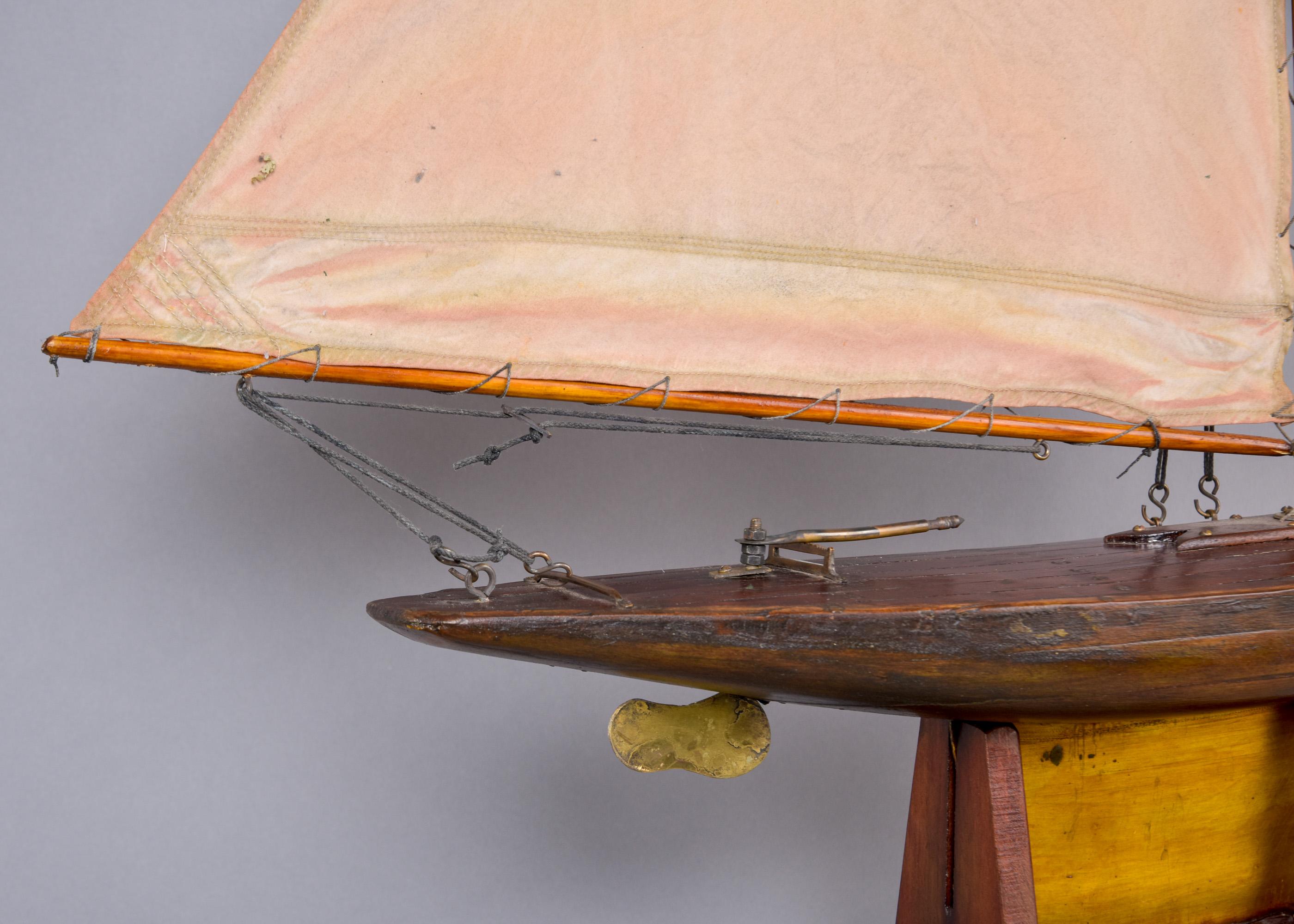 CIRCA 1910 Englisches Teichboot mit geplanktem Deck und geschnitztem Rumpf im Angebot 4
