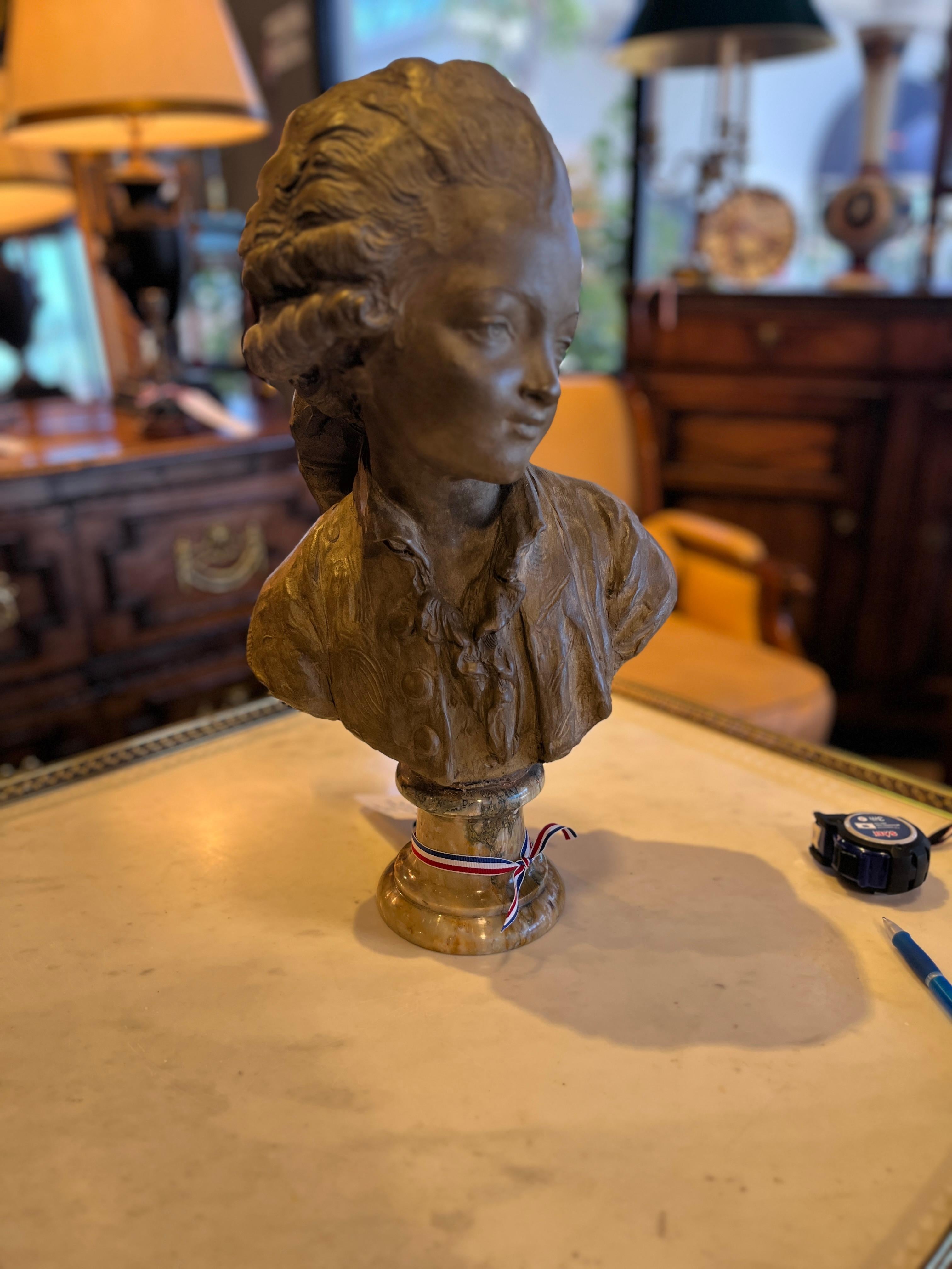 Circa 1910 French Terra Cotta on Marble Bust of Young Boy - By Fernand Cian. Belle pièce achetée en France. Usure appropriée à l'âge, voir les photos détaillées ou nous envoyer un message avec des questions. 