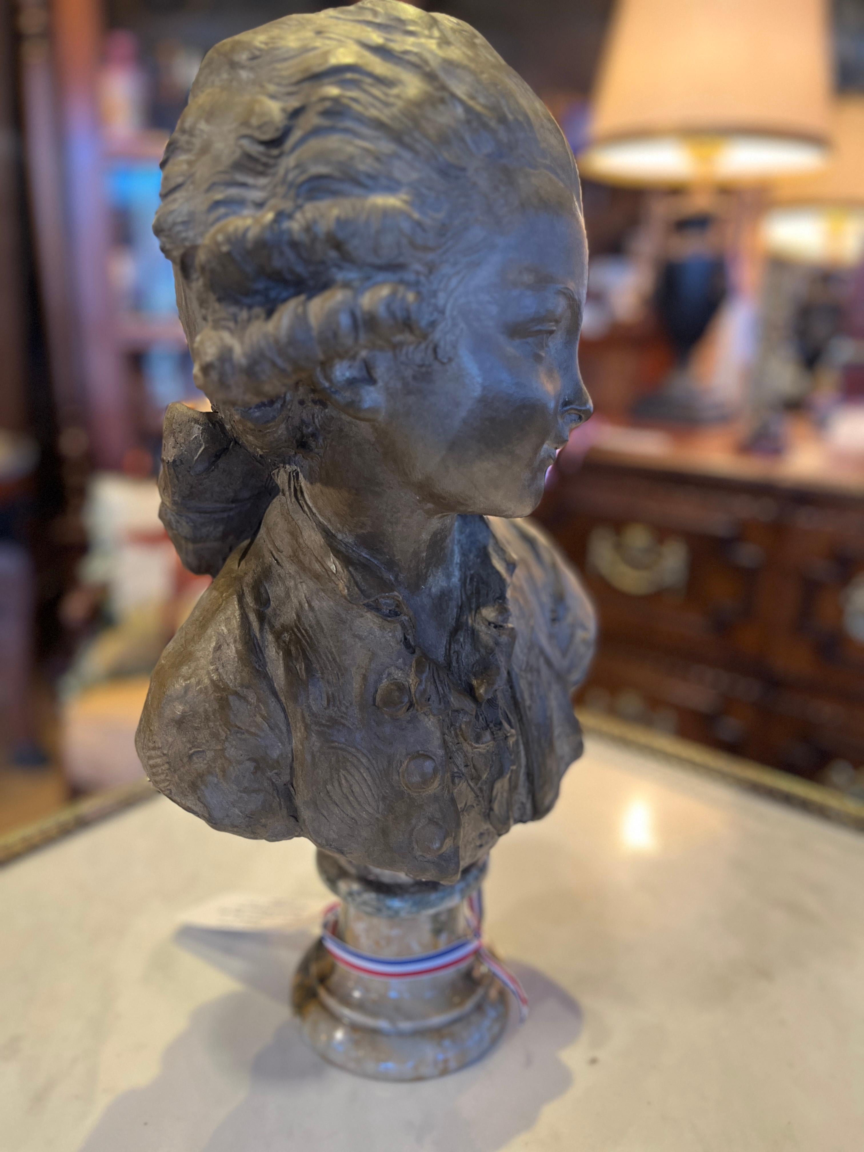 Marbre Vers 1910 Buste de jeune garçon en terre cuite sur marbre - Par Fernand Cian en vente