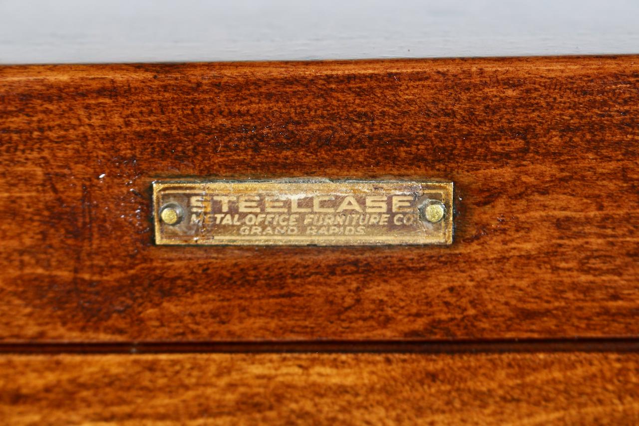 Antiguo archivador Steelcase de madera y acero con cuatro cajones, circa 1920 en venta 11