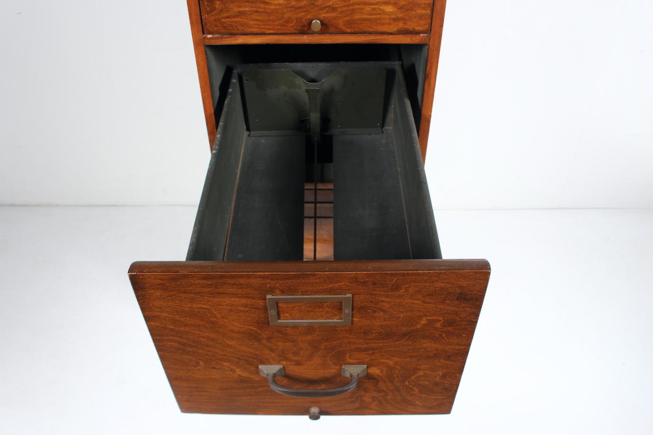 Antiguo archivador Steelcase de madera y acero con cuatro cajones, circa 1920 en venta 5