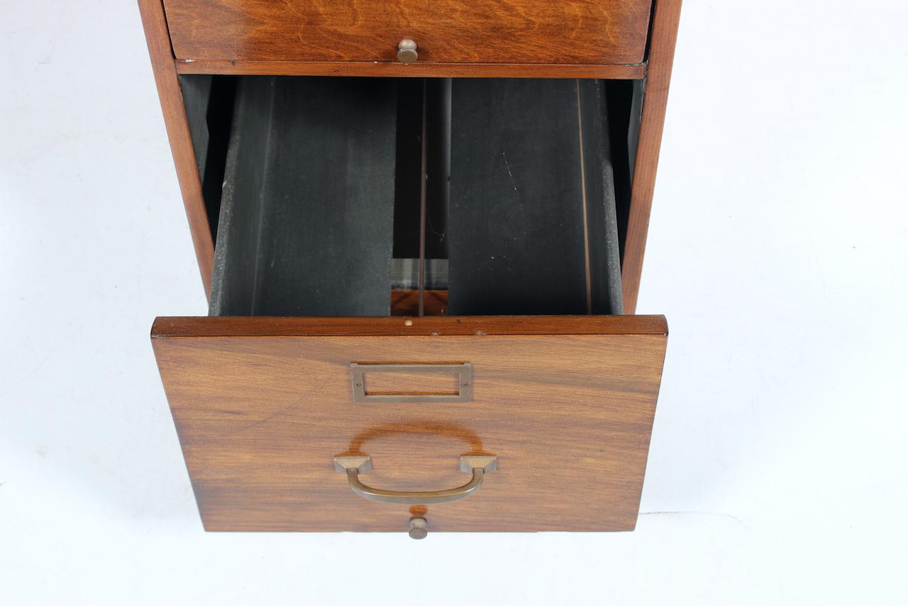 Antiguo archivador Steelcase de madera y acero con cuatro cajones, circa 1920 en venta 7