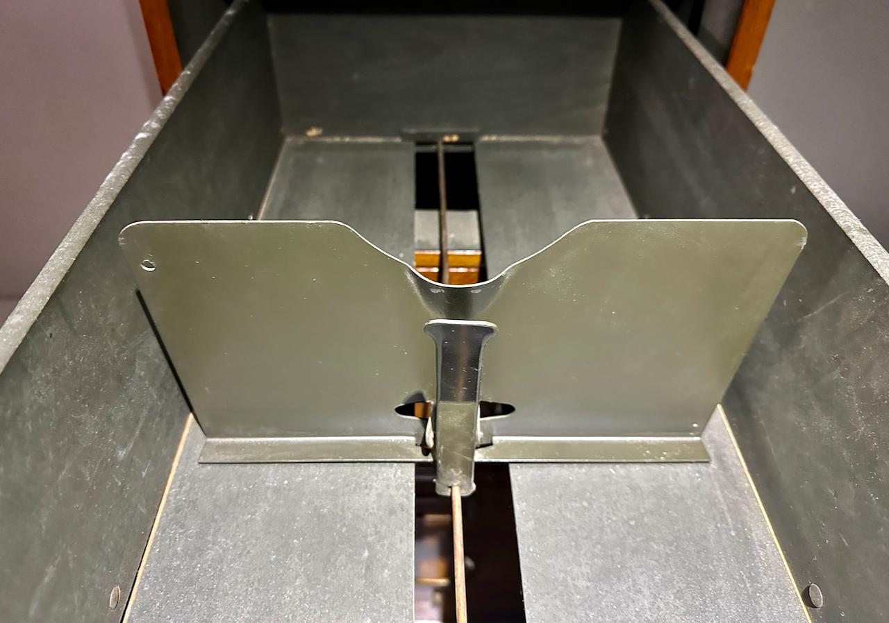Antiguo archivador Steelcase de madera y acero con cuatro cajones, circa 1920 en venta 8