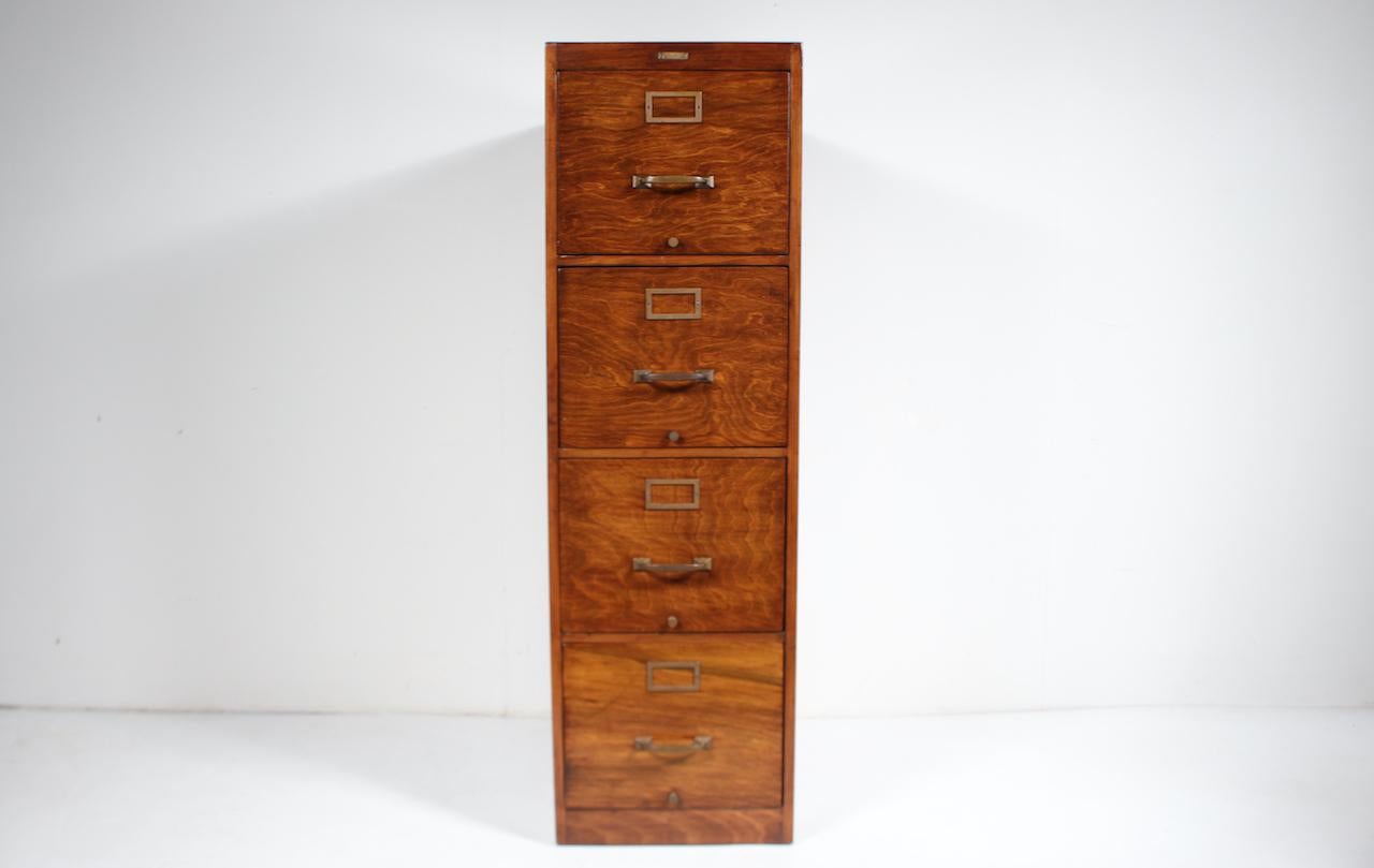 Antiguo archivador Steelcase de cuatro cajones chapado en madera. Separador de ambientes. La parte superior y los frentes de los cajones están chapados en madera noble chapada en marrón y castaño, y los paneles laterales son de madera contrachapada