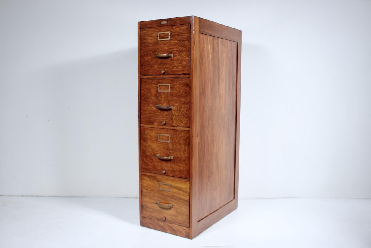 Antiguo archivador Steelcase de madera y acero con cuatro cajones, circa 1920 en venta 12