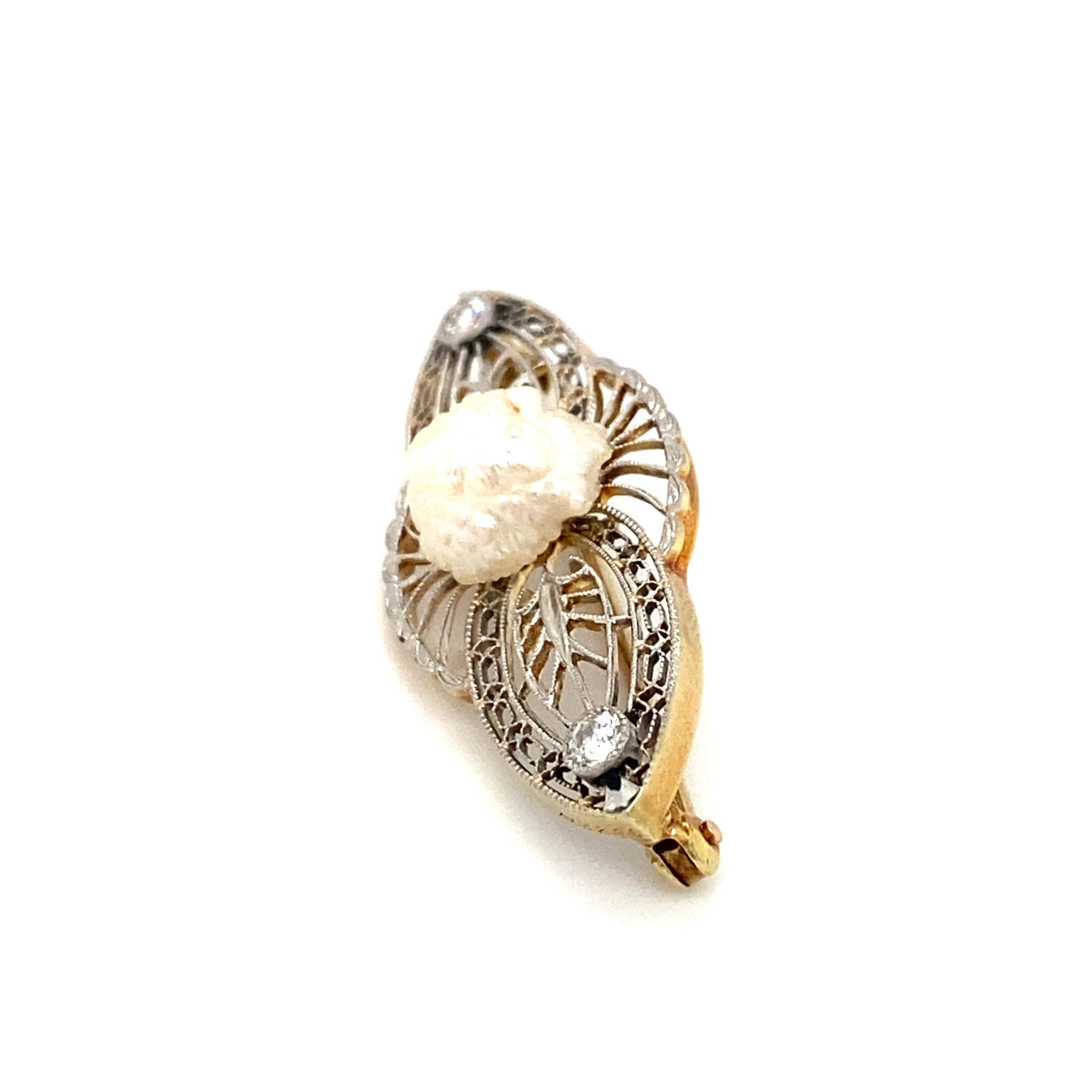 Non taillé Broche filigrane Art déco en or blanc 14 carats avec perles en grappe datant des années 1910 en vente