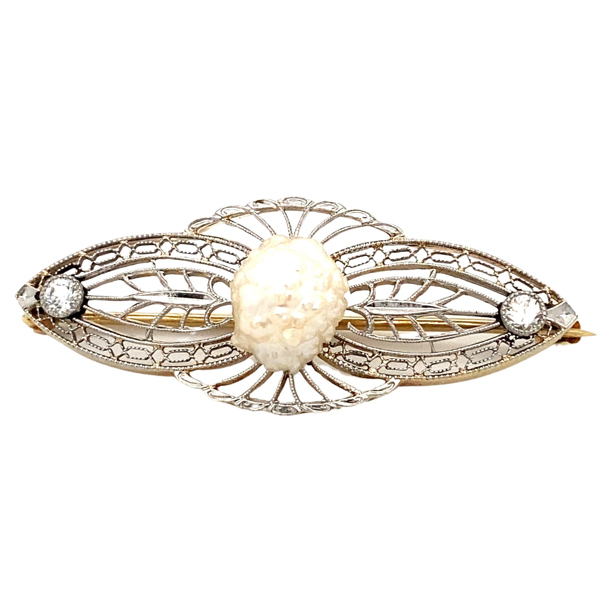 Broche filigrane Art déco en or blanc 14 carats avec perles en grappe datant des années 1910 en vente