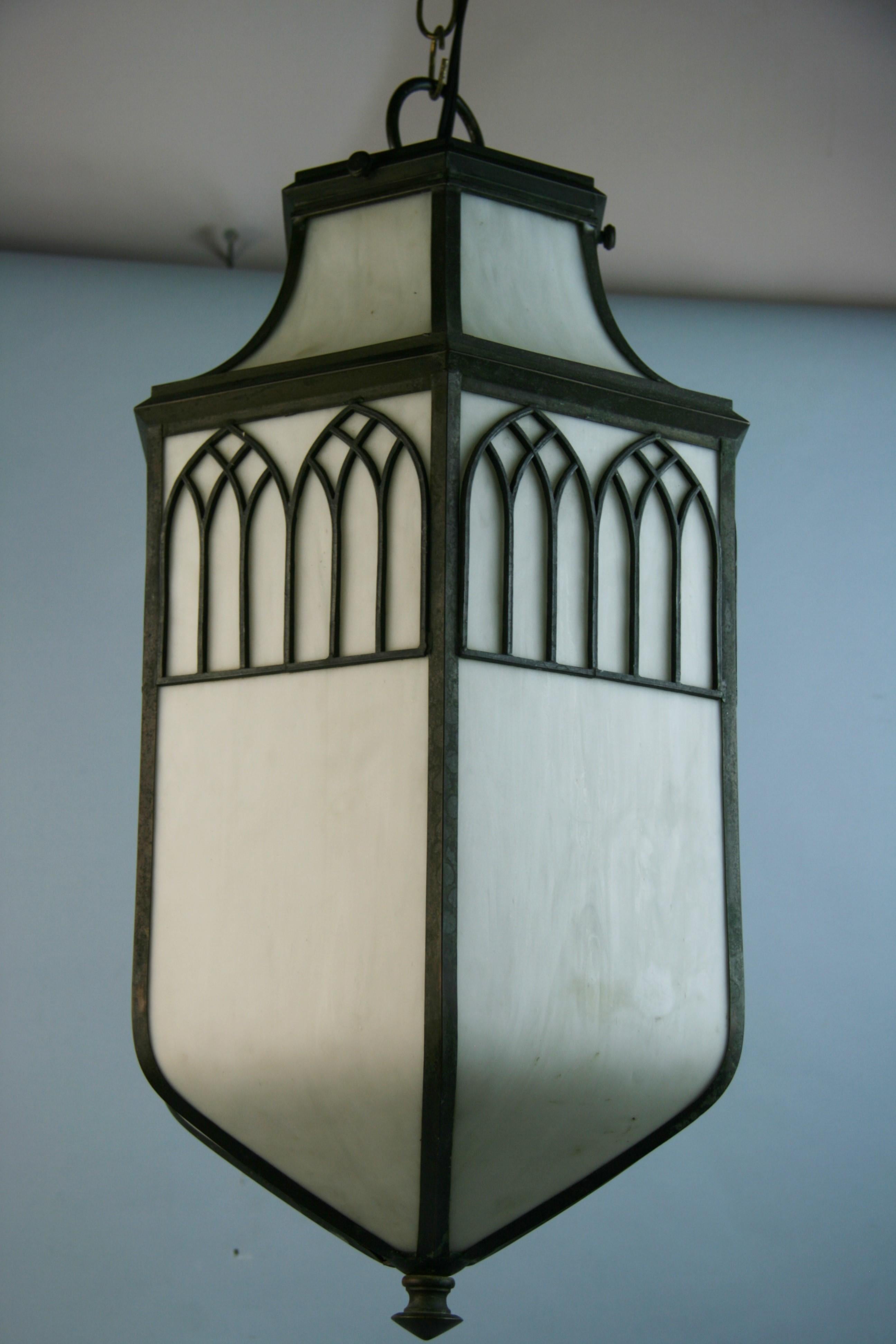 Lanterne surdimensionnée en verre courbé datant des années 1910 en vente 1