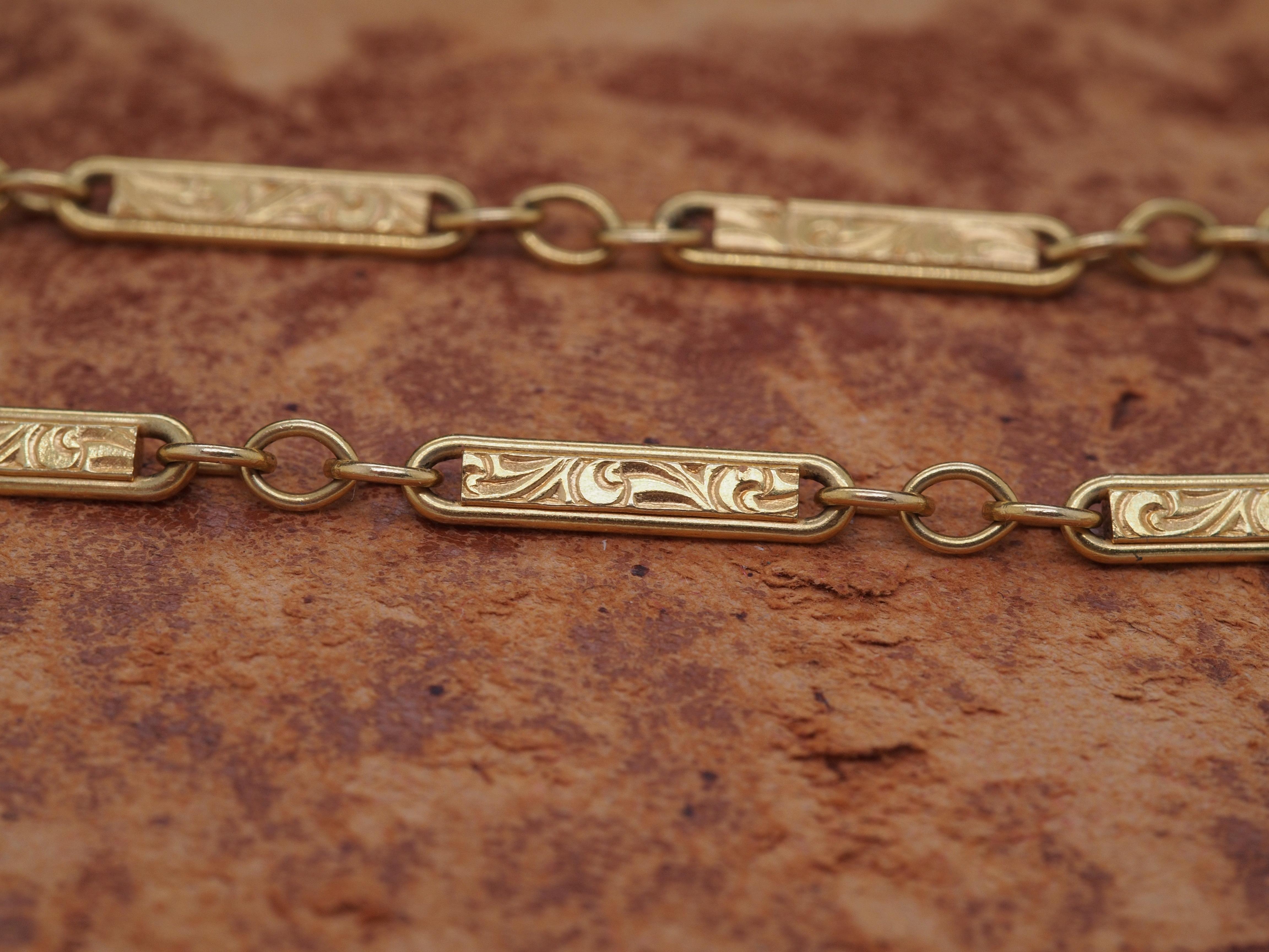 Circa 1910s Edwardian 14K Yellow Gold 26.5 Inch Engraved Link Necklace Chain In Good Condition For Sale In Atlanta, GA