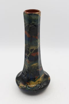 Jarrón hexagonal de cerámica Peters and Reed, circa 1912-1921
