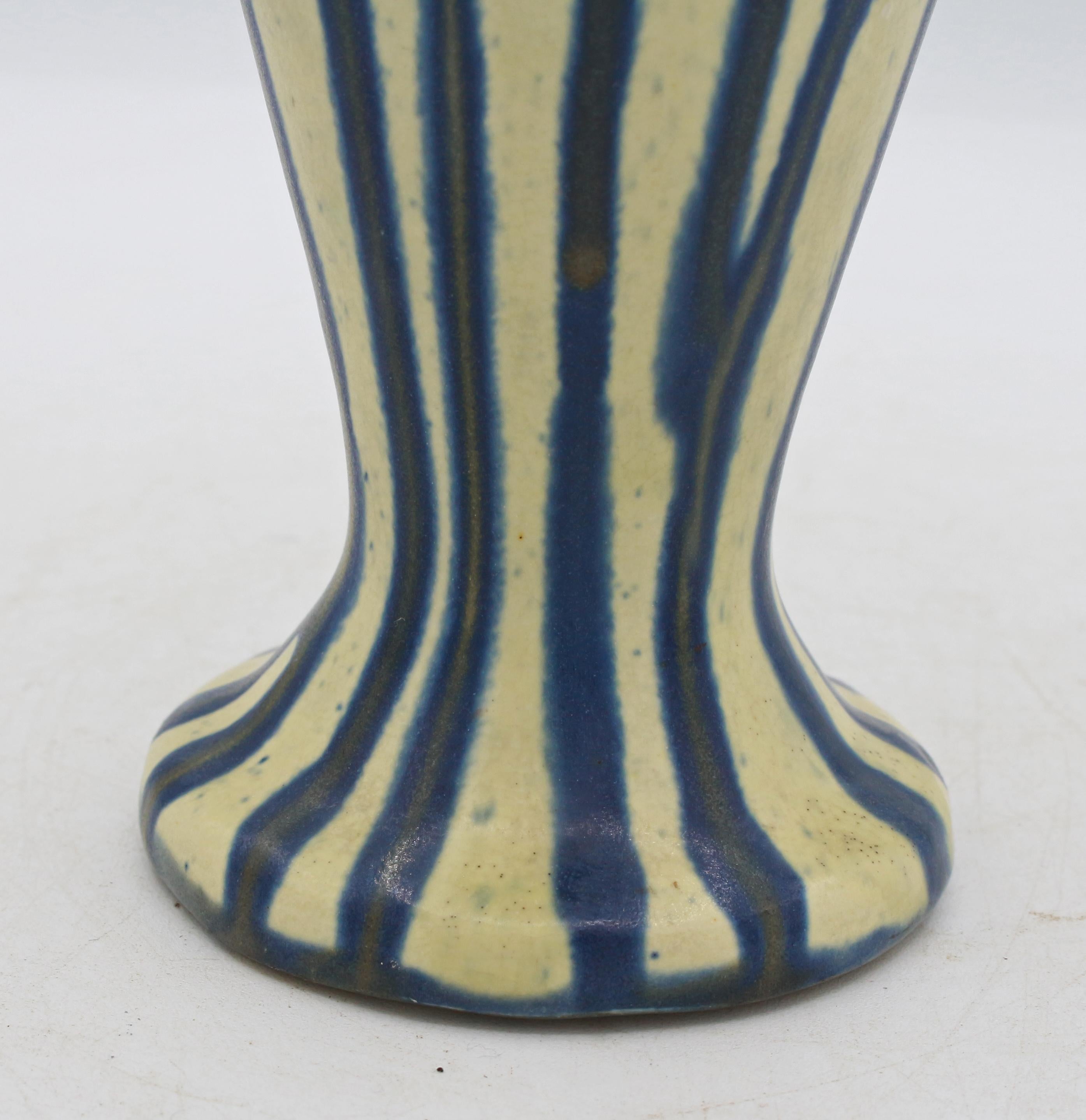 Altro Vaso in ceramica Peters and Reed Shadow Ware (1912-21 circa) in vendita