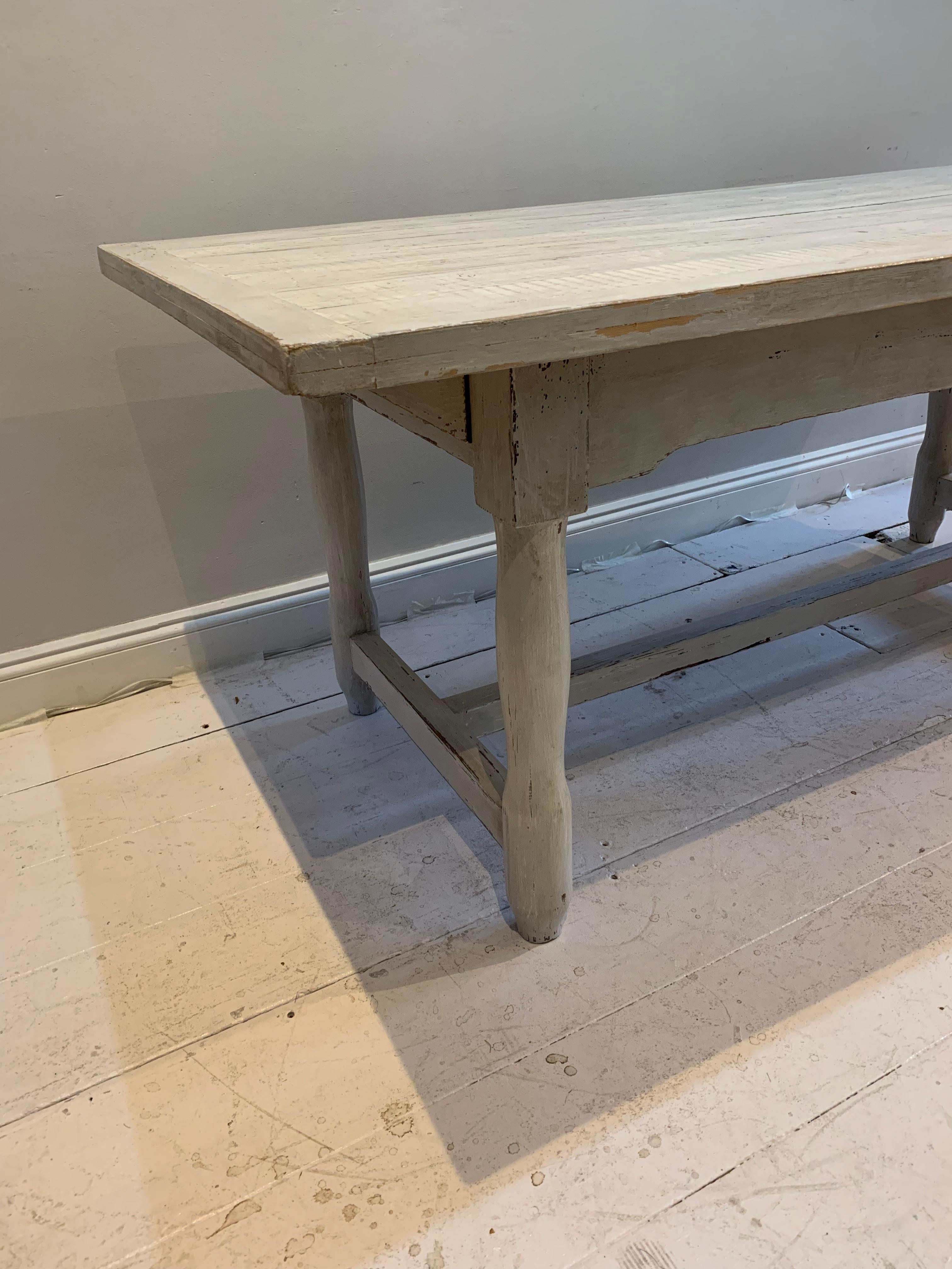 Une table de salle à manger en pin peint, bien proportionnée, entièrement fonctionnelle et utile, souvent décrite comme une table de laiterie.
A chaque extrémité se trouve un long tiroir peu profond (longueur intérieure 58 cm) avec des poignées en