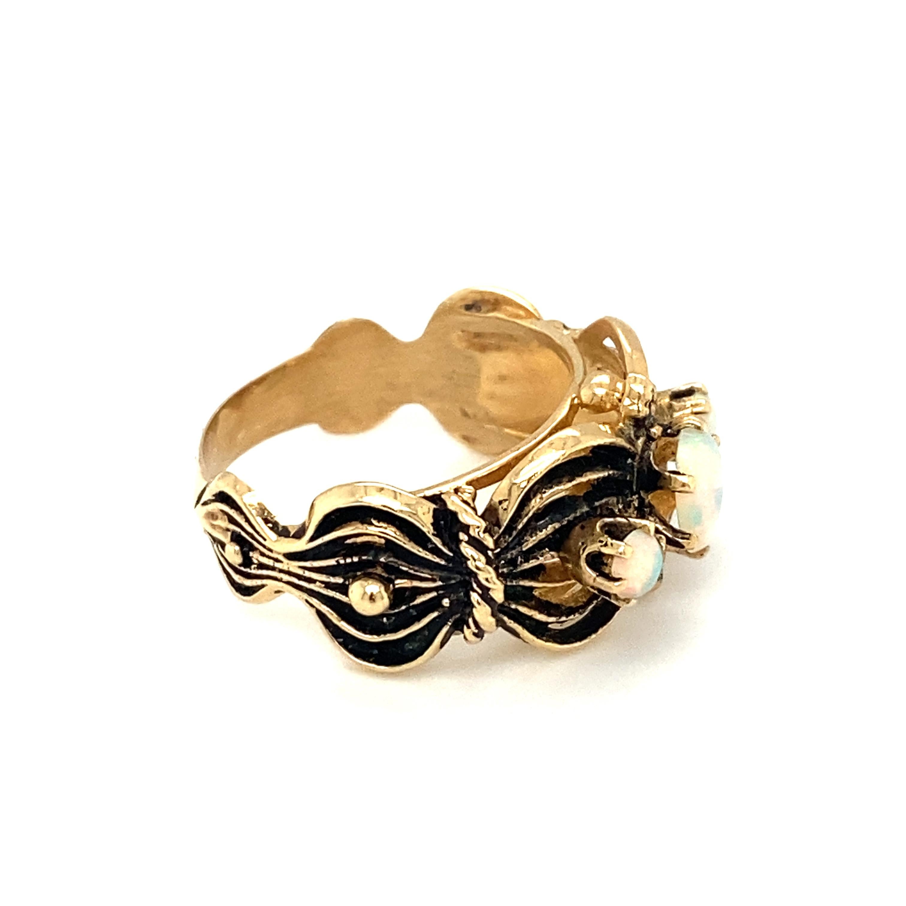 Circa 1915 Edwardianischer Opalring mit drei Steinen aus 14 Karat Gold im Zustand „Hervorragend“ im Angebot in Hicksville, NY