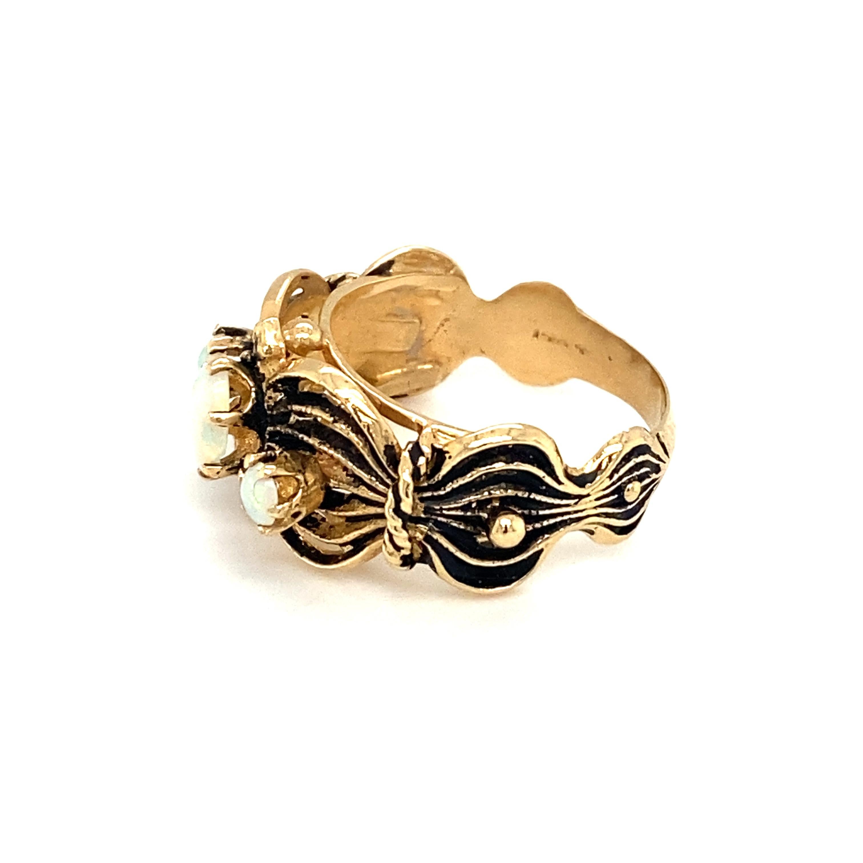 Circa 1915 Edwardianischer Opalring mit drei Steinen aus 14 Karat Gold im Angebot 1