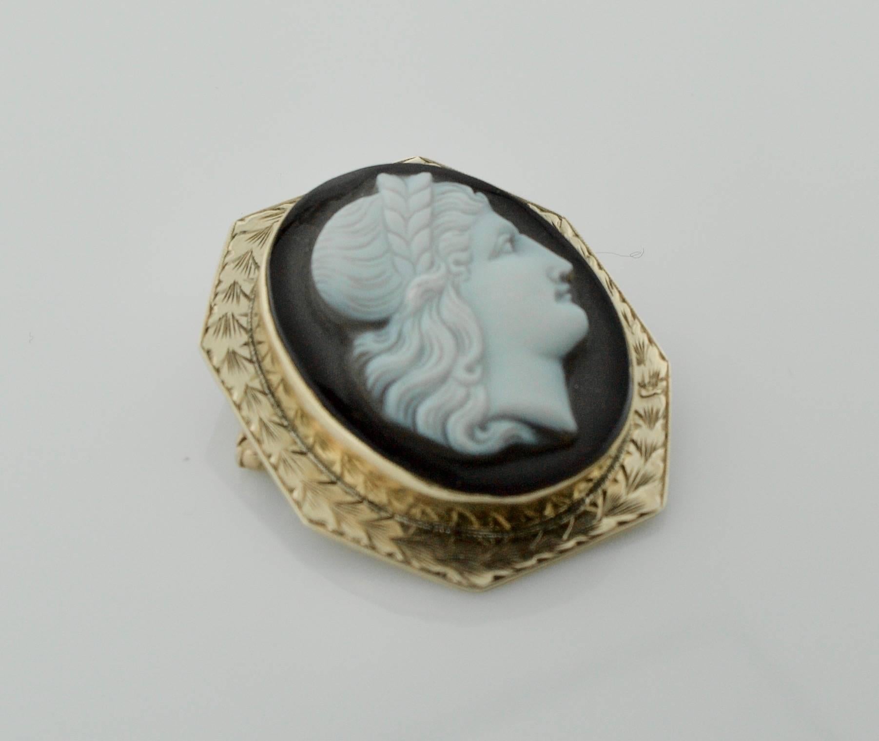 Stone Cameo Brooch or Pendant in Yellow Gold, circa 1915 In Excellent Condition For Sale In Wailea, HI