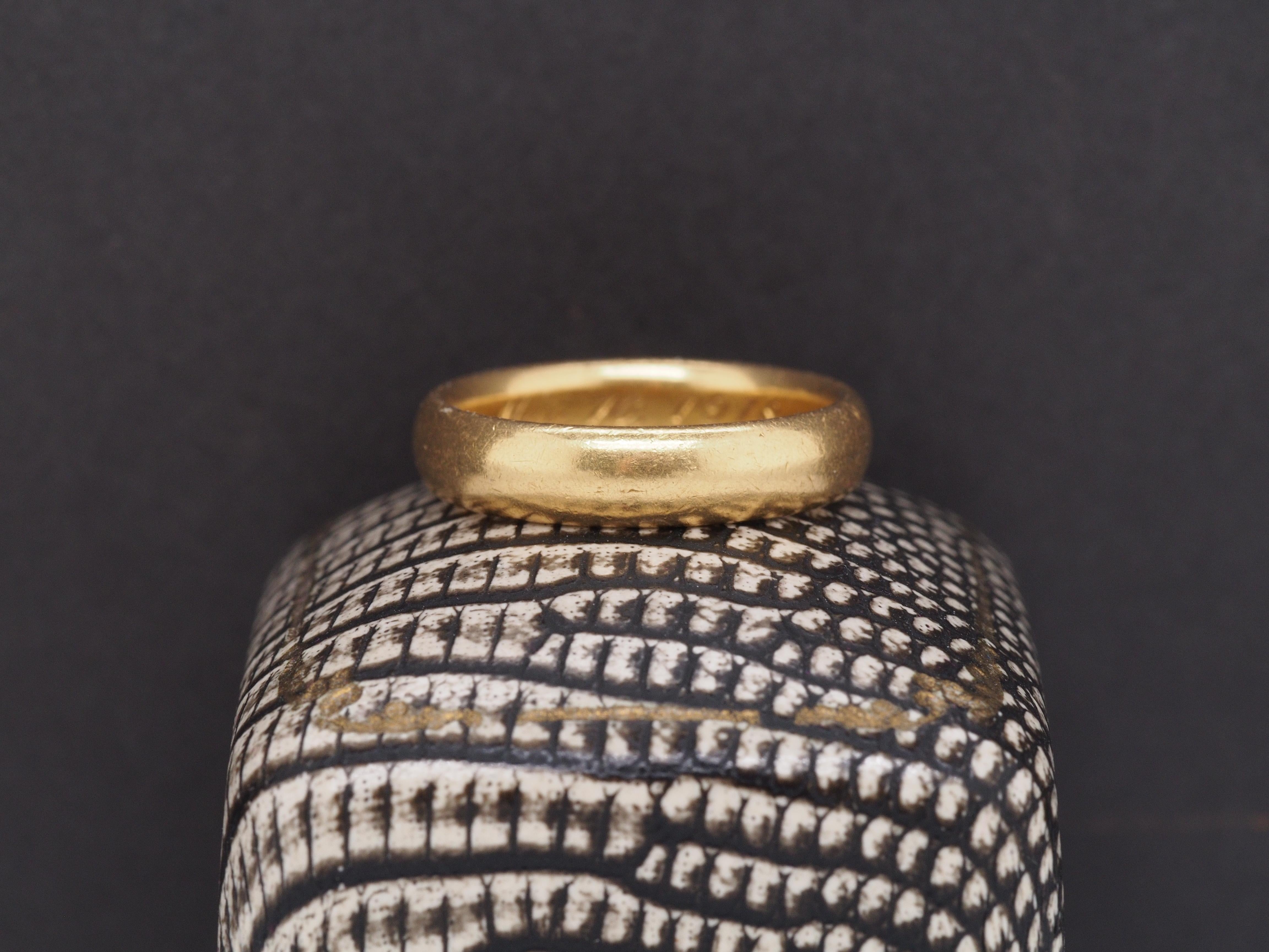 Jahr: 1918 (Eingraviert auf dem Innenschaft)
Artikel-Details:
Ringgröße: 6.75
Metall Typ: 22K Gelbgold [Punziert und geprüft]
Gewicht: 7,3 Gramm
Breite des Bandes: 4.5 mm
Zustand: Ausgezeichnet