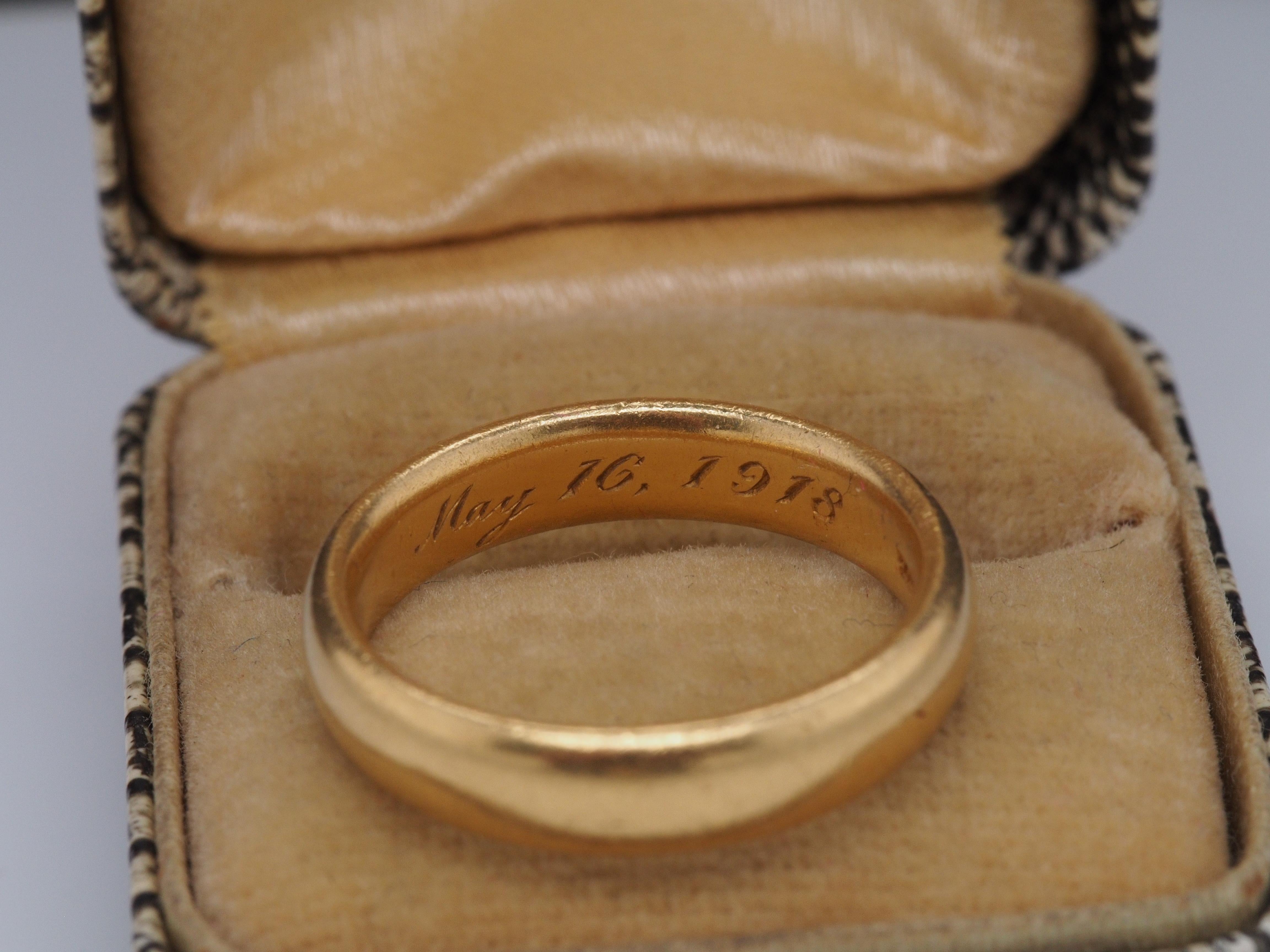 Circa 1918 Tiffany & Co Ehering mit Datumsgravur, 22 Karat Gelbgold im Zustand „Gut“ in Hicksville, NY