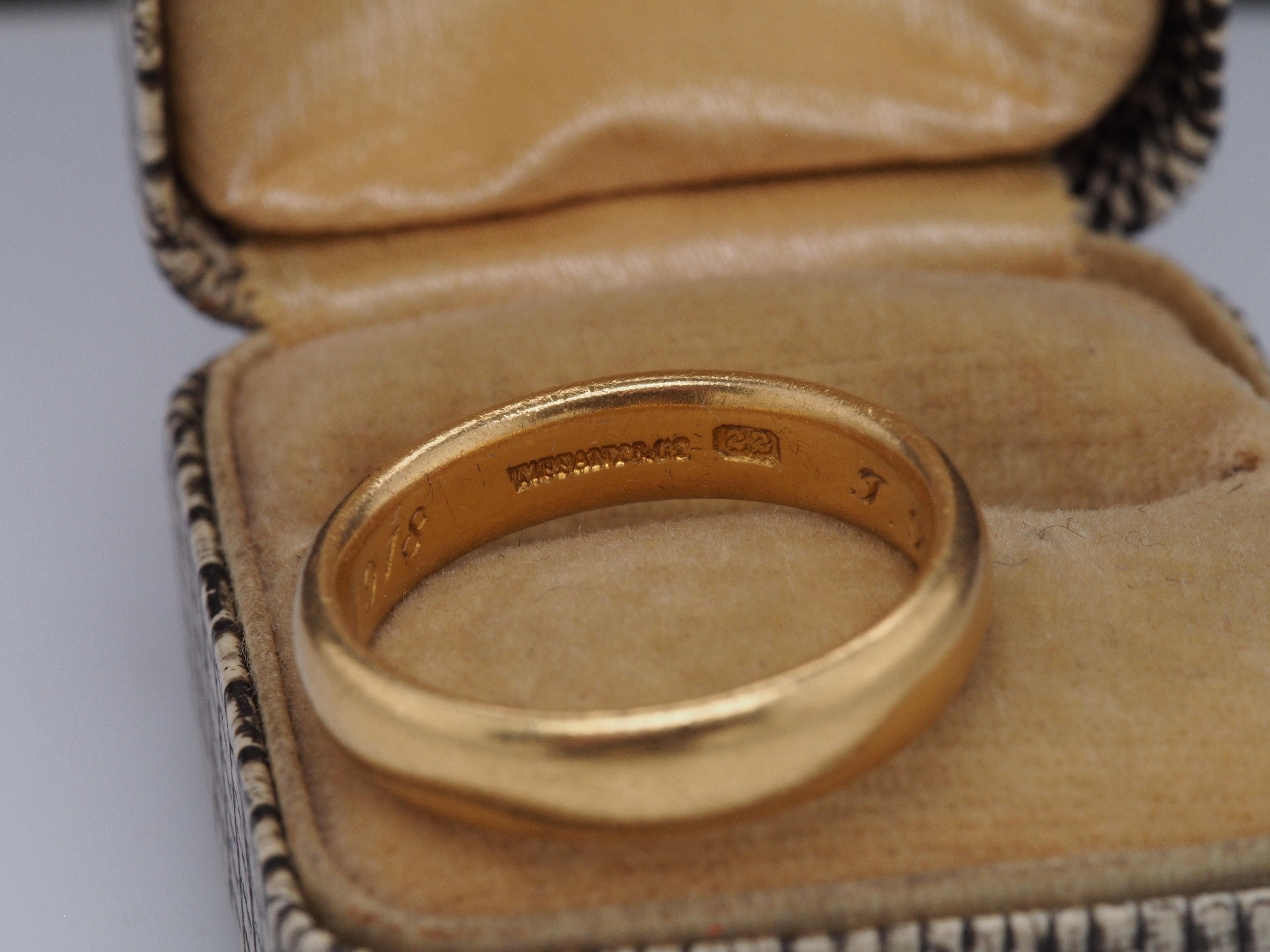 Circa 1918 Tiffany & Co Ehering mit Datumsgravur, 22 Karat Gelbgold 1