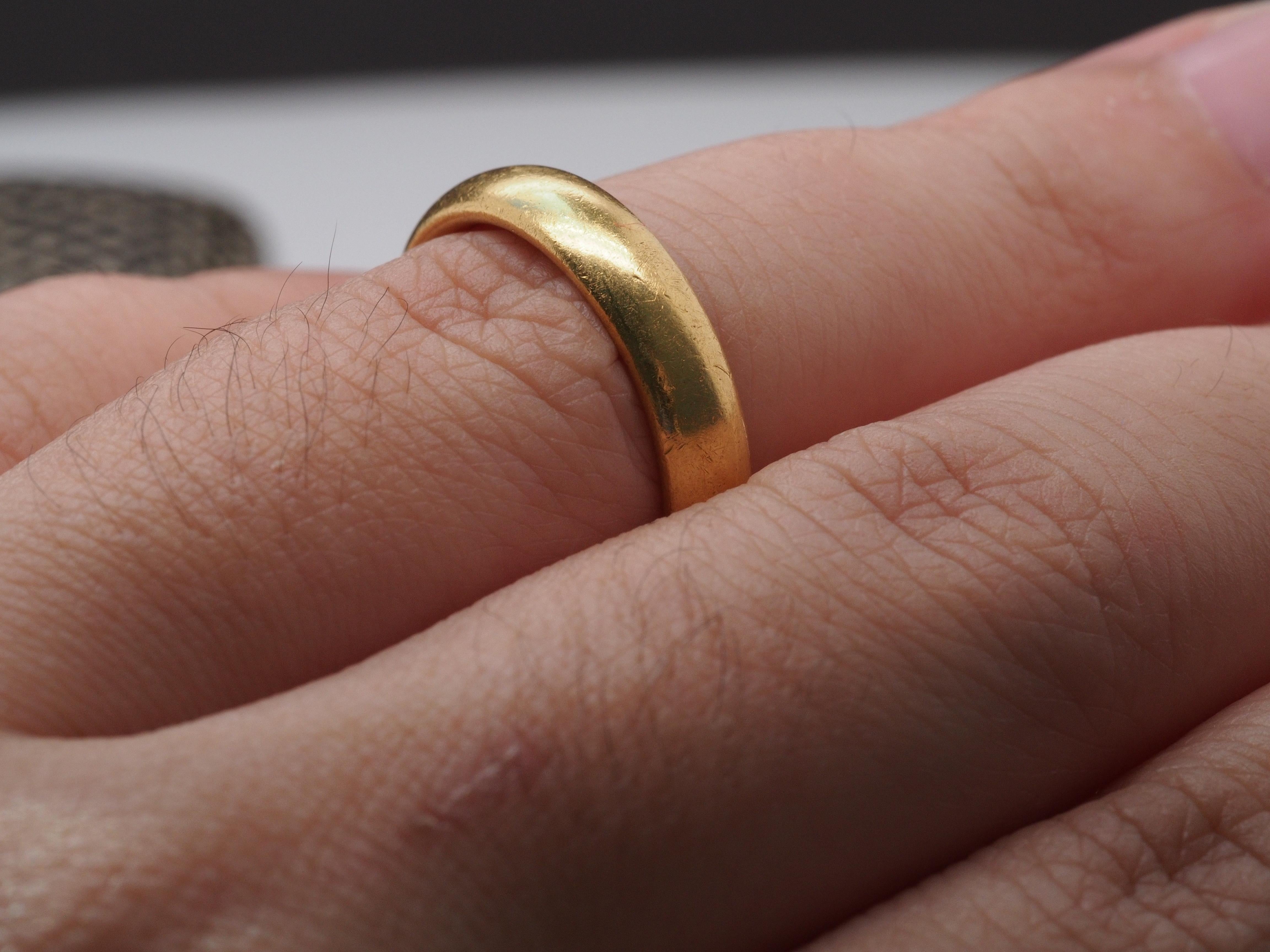 Circa 1918 Tiffany & Co Ehering mit Datumsgravur, 22 Karat Gelbgold 3