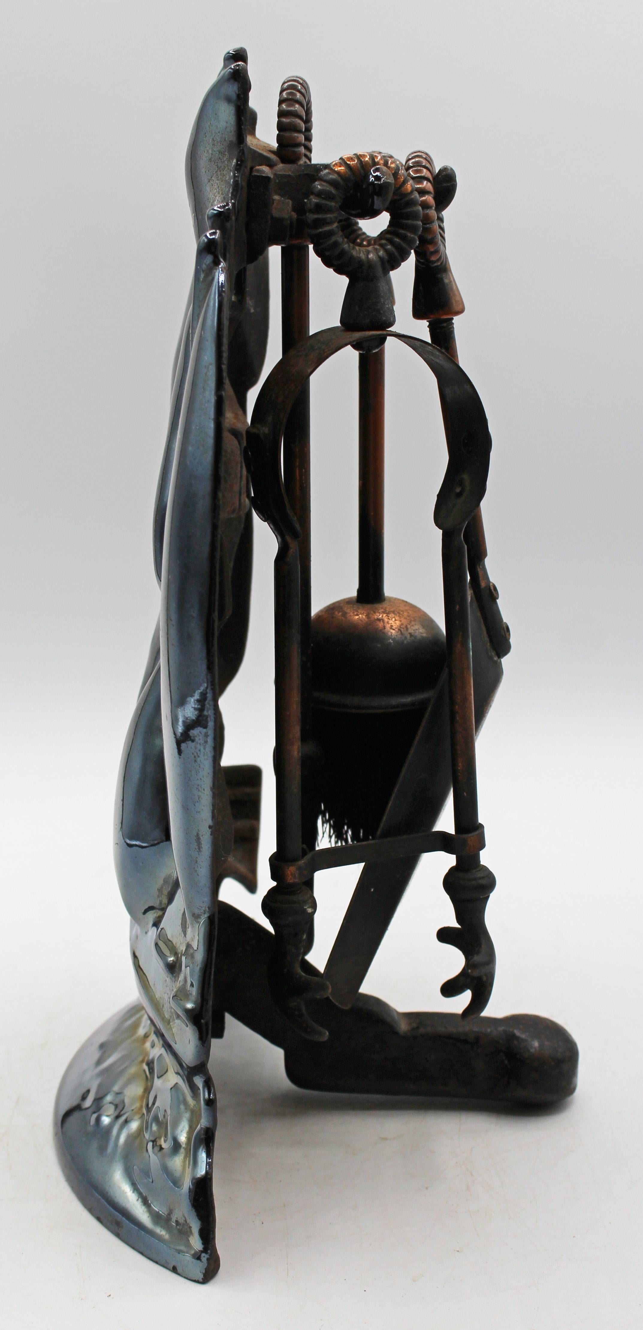 CIRCA 1920-30er Jahre Schiff Companion Feuer Werkzeug Set, Englisch. Schillernde Oberfläche auf Gusseisen. Abgenutzte Kupferoberfläche der Werkzeuge - Schürhaken, Zange, Schaufel und Bürste. Gekennzeichnet mit 