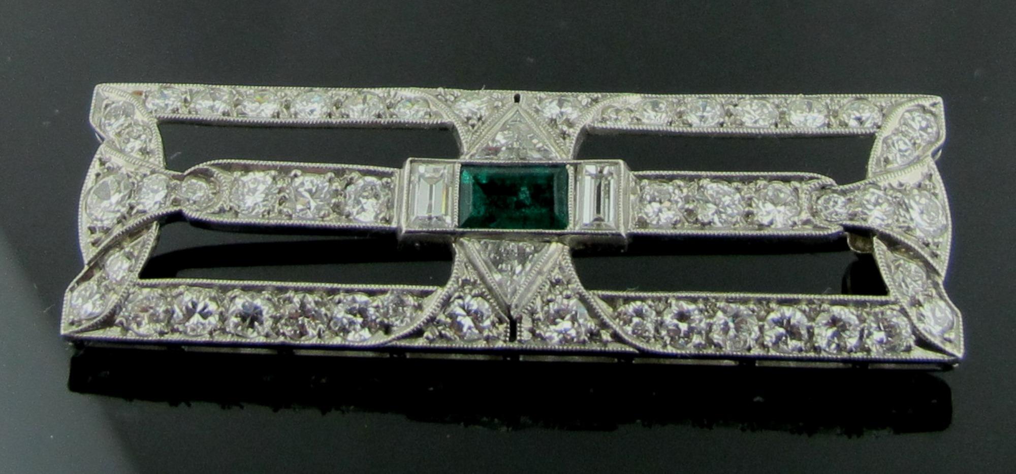 Brosche aus Platin mit Diamanten und Smaragden im Art-déco-Stil, um 1920 (Smaragdschliff) im Angebot