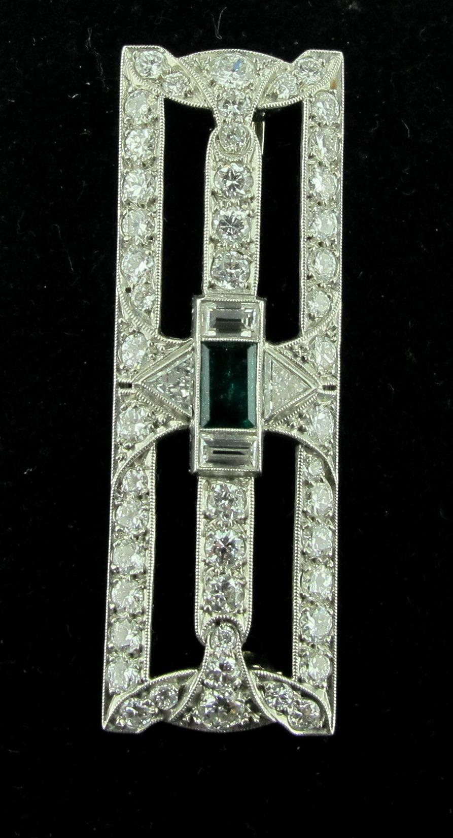 Women's or Men's Art Deco Diamond and Emerald Brooch in Platinum, circa 1920 For Sale