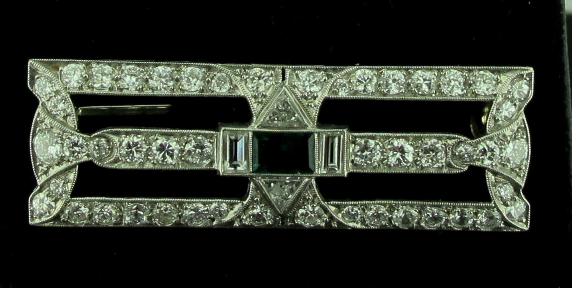 Art Deco Diamond and Emerald Brooch in Platinum, circa 1920 For Sale 1