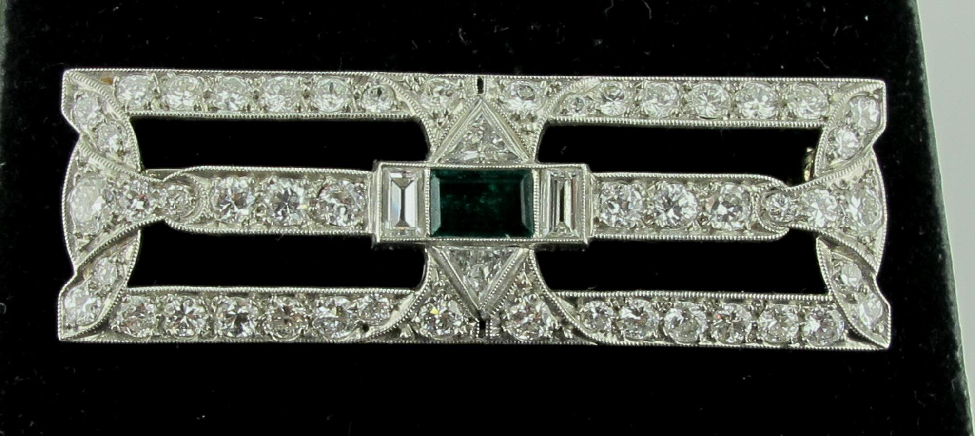 Art Deco Diamond and Emerald Brooch in Platinum, circa 1920 For Sale 2