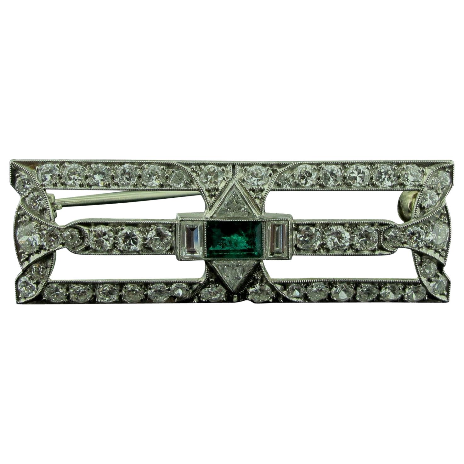 Art Deco Diamond and Emerald Brooch in Platinum, circa 1920 For Sale