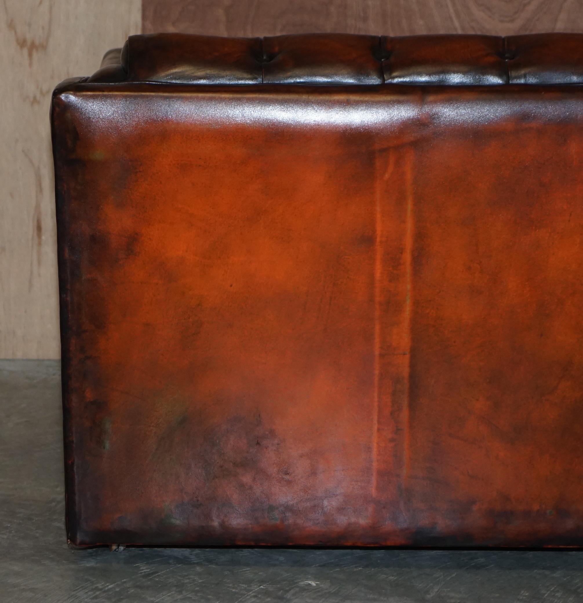 Suite de canapés en cuir marron Chesterfield entièrement restaurés de style Art Déco datant d'environ 1920 en vente 3