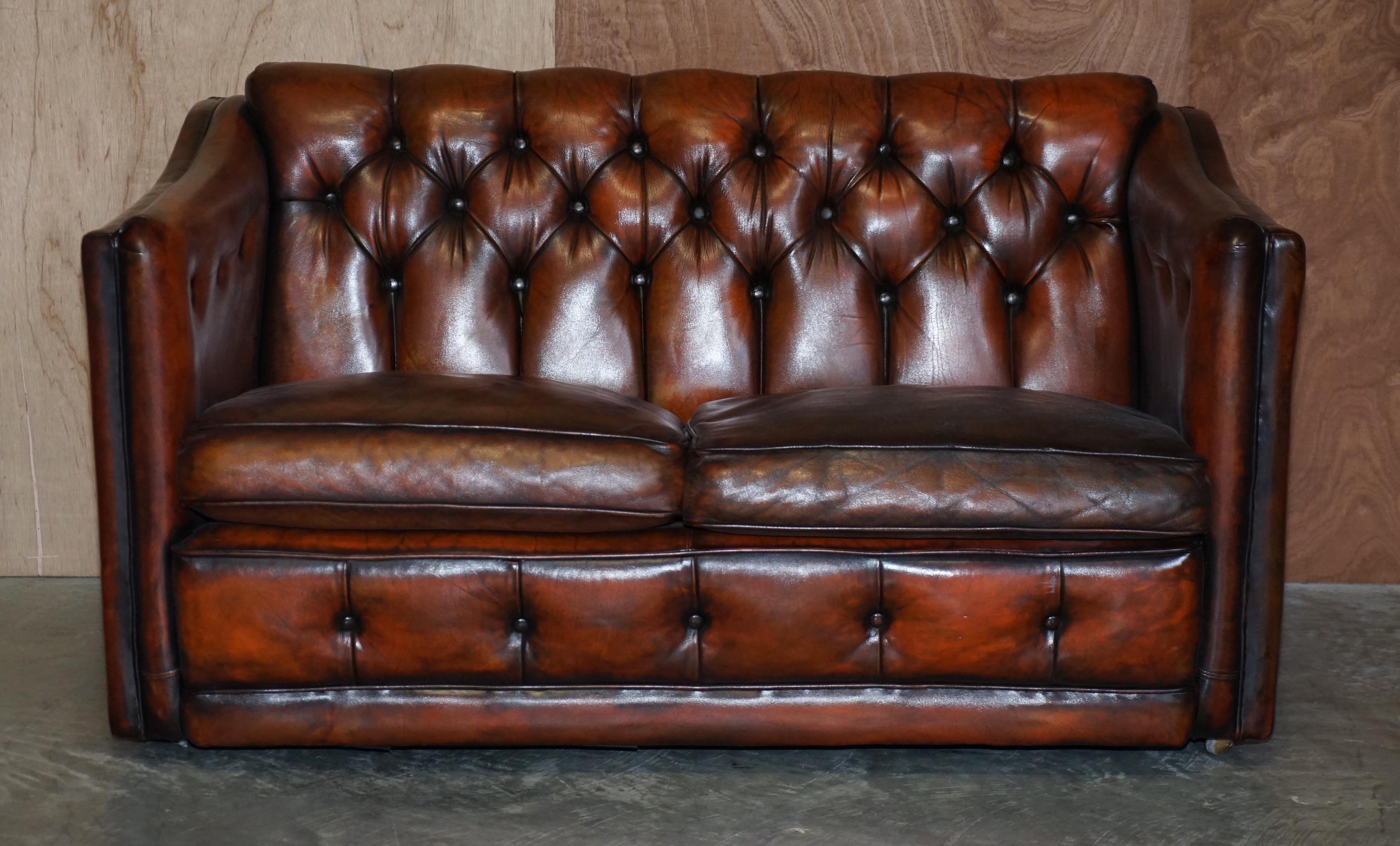 Wir freuen uns, dieses exquisite originale, vollständig restaurierte Chesterfield-Club-Sofa aus den 1920er Jahren anbieten zu können, das Teil einer Sitzgruppe ist

Dieses Sofa ist sehr stilvoll, es hat jene Metropolitan Linien, die wir in Art