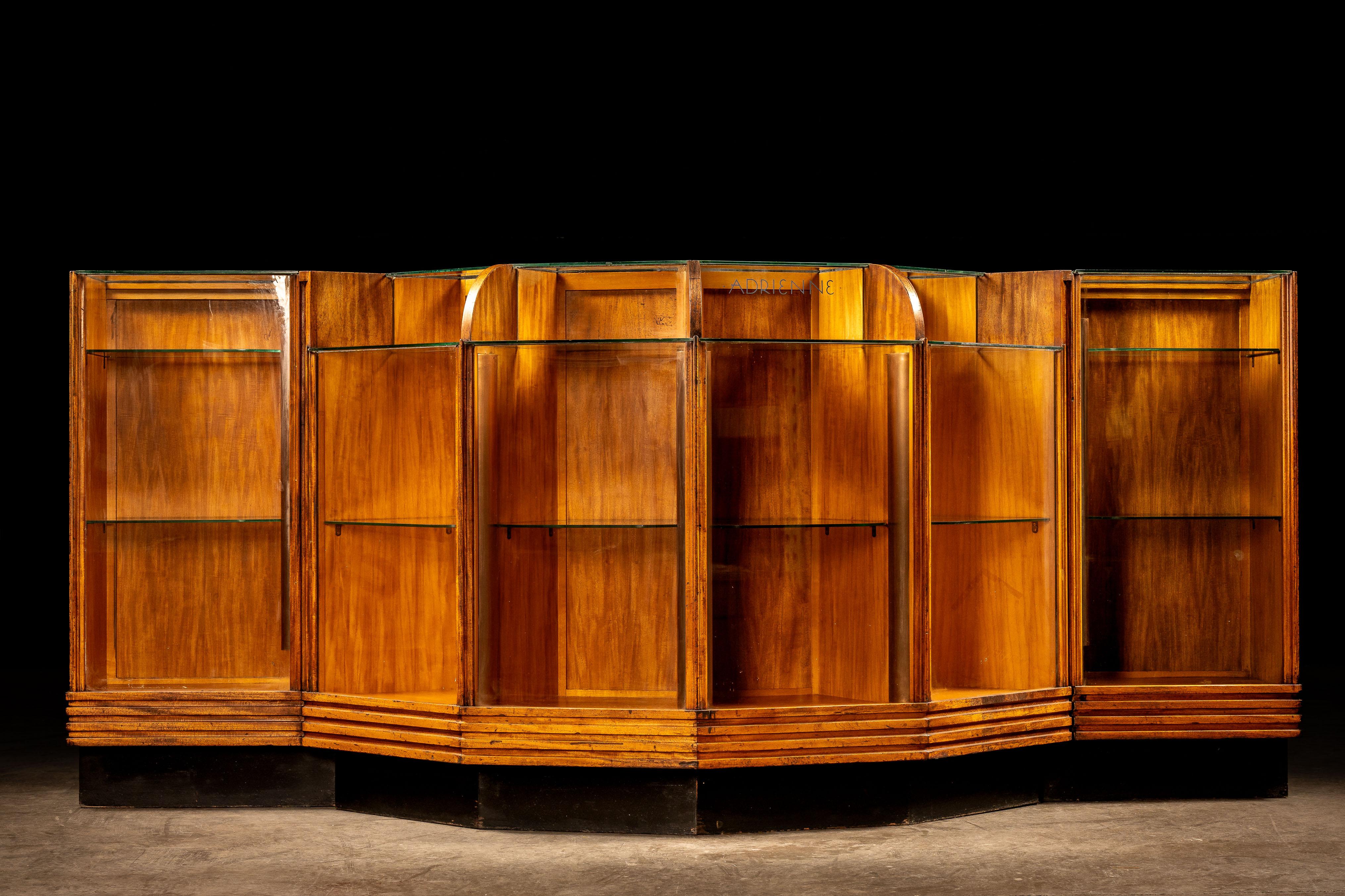 c. 1920s; Grand Rapids Store Equipment Co. - Grand Rapids, MI

Antique wooden display counter with large viewing windows.

This display counter features shelved, front-facing storage behind large glass panes that run the height of the counter.