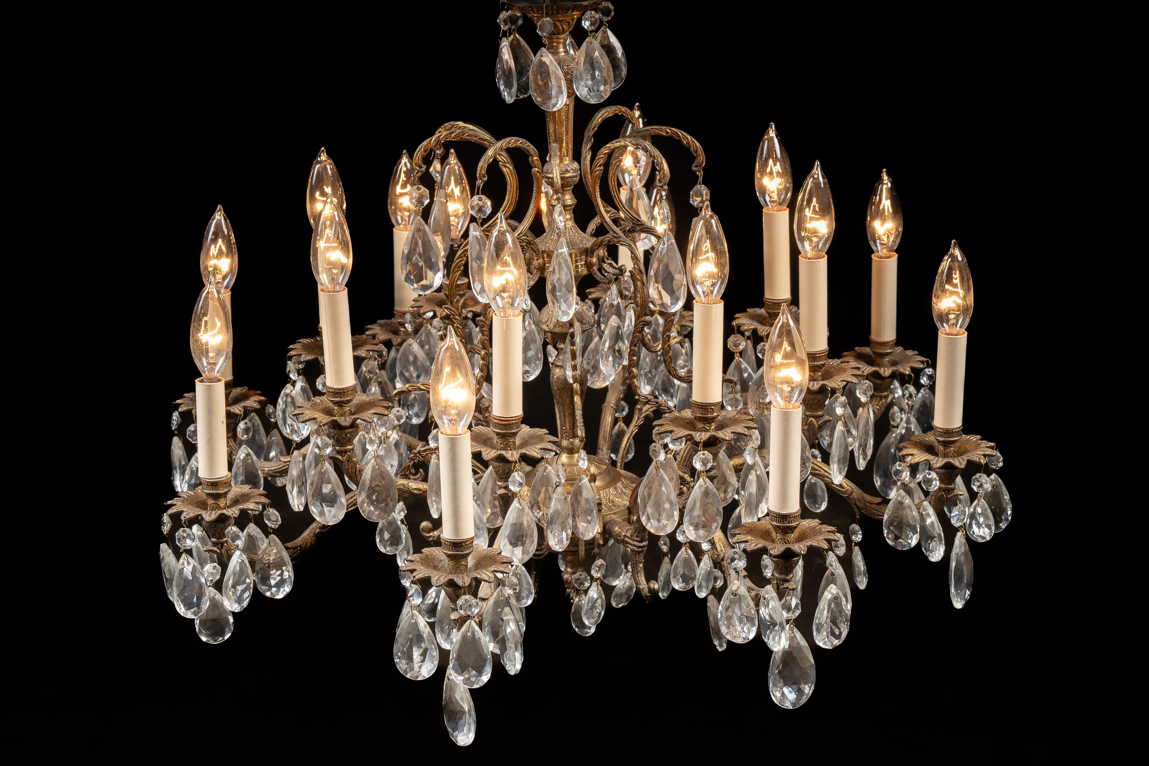 c. 1920, un lampadario antico con corpo in ottone.

Questo pezzo si ispira agli apparecchi vittoriani e ad altri apparecchi di fine Ottocento/inizio Novecento. La sua stravaganza ricorda anche le ultime fasi del movimento Art Nouveau, precursore