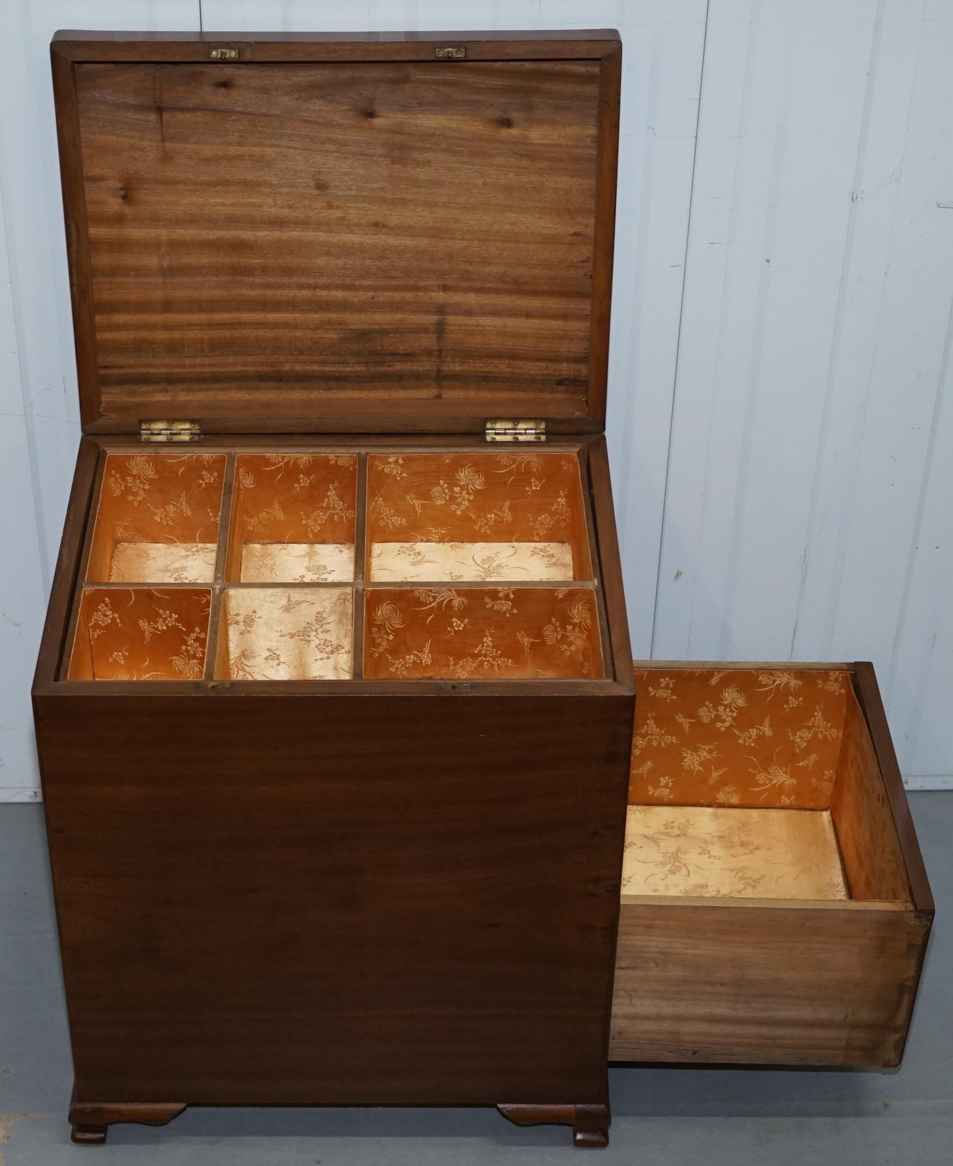 Baule da viaggio cinese in Wood Wood foderato di seta a più scomparti, circa 1920 in vendita 2