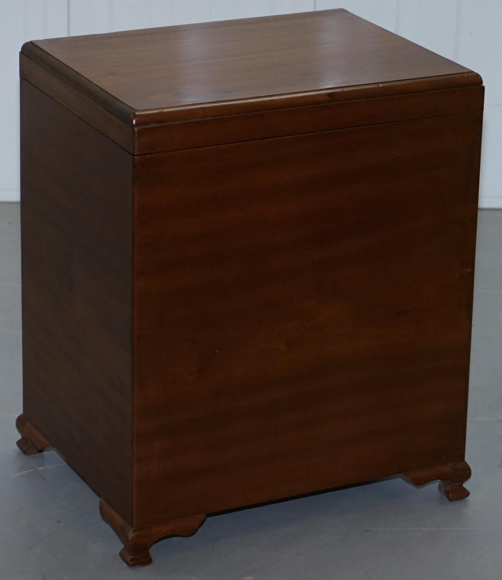 Esportazione cinese Baule da viaggio cinese in Wood Wood foderato di seta a più scomparti, circa 1920 in vendita