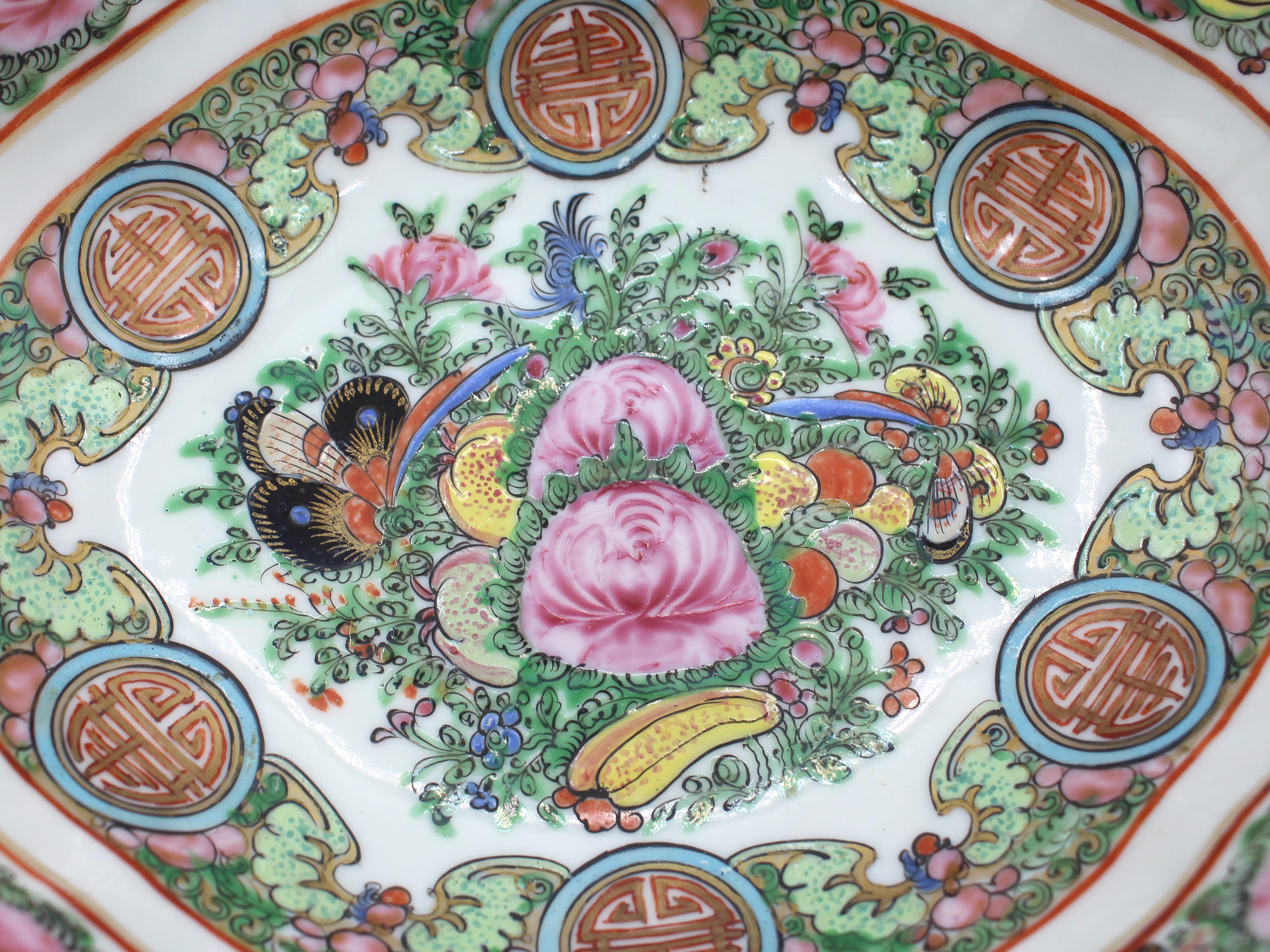 Circa 1920 Chinese Export Rose Canton Nest of 3 Oval Serving Bowls In Good Condition In Chapel Hill, NC