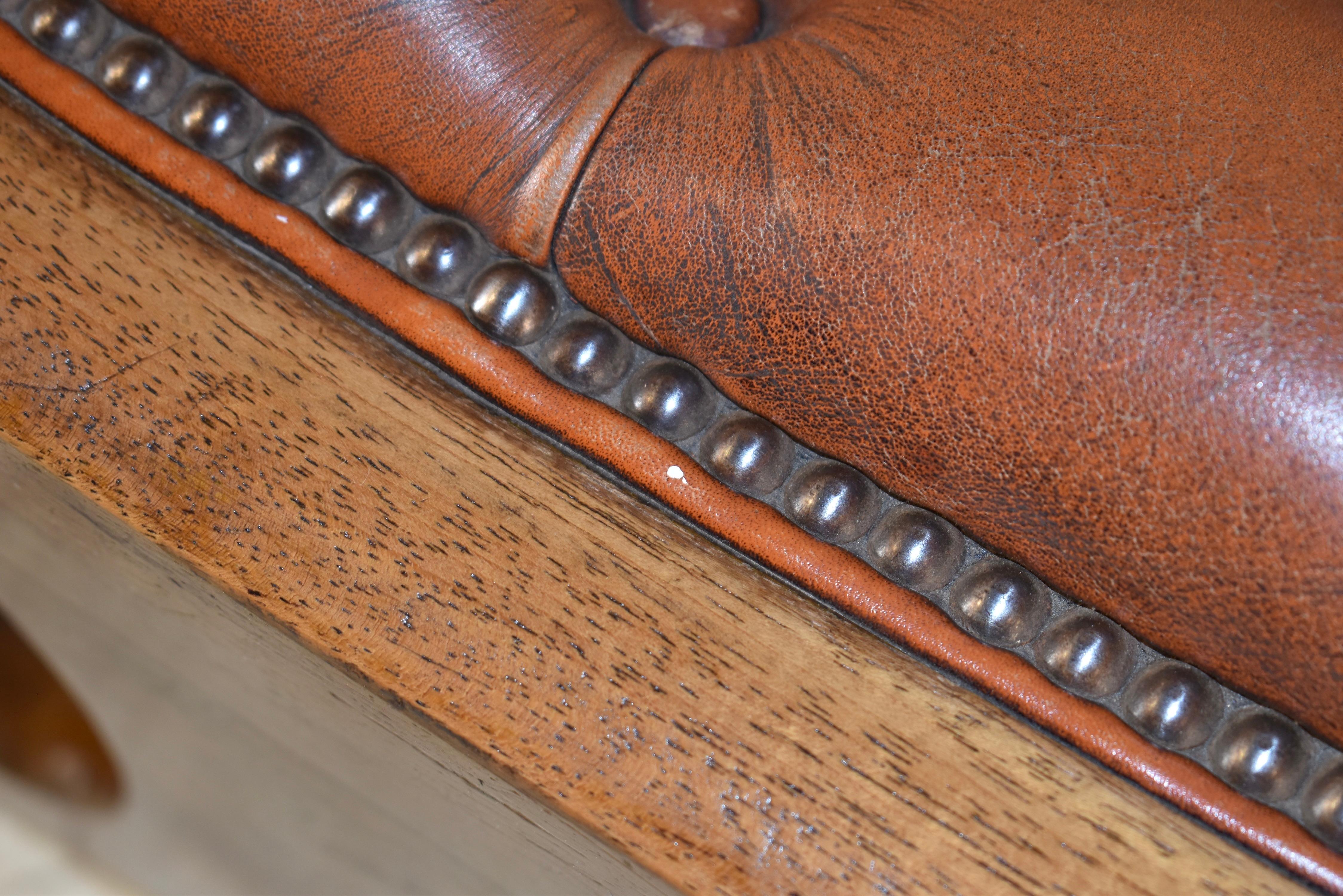 Circa 1920 English Mahogany Chesterfield Stool im Angebot 3