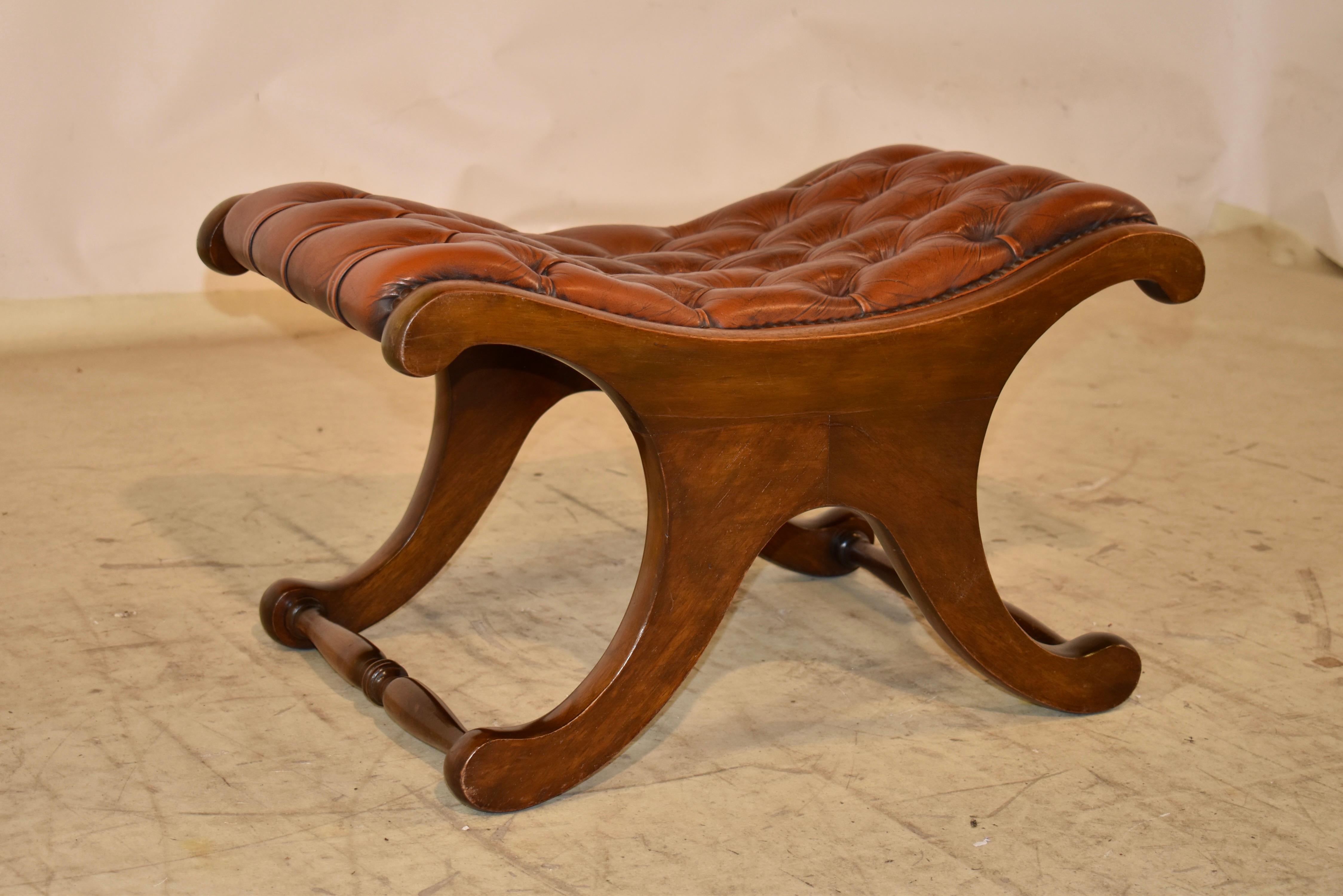 Circa 1920 English Mahogany Chesterfield Stool (Edwardian) im Angebot