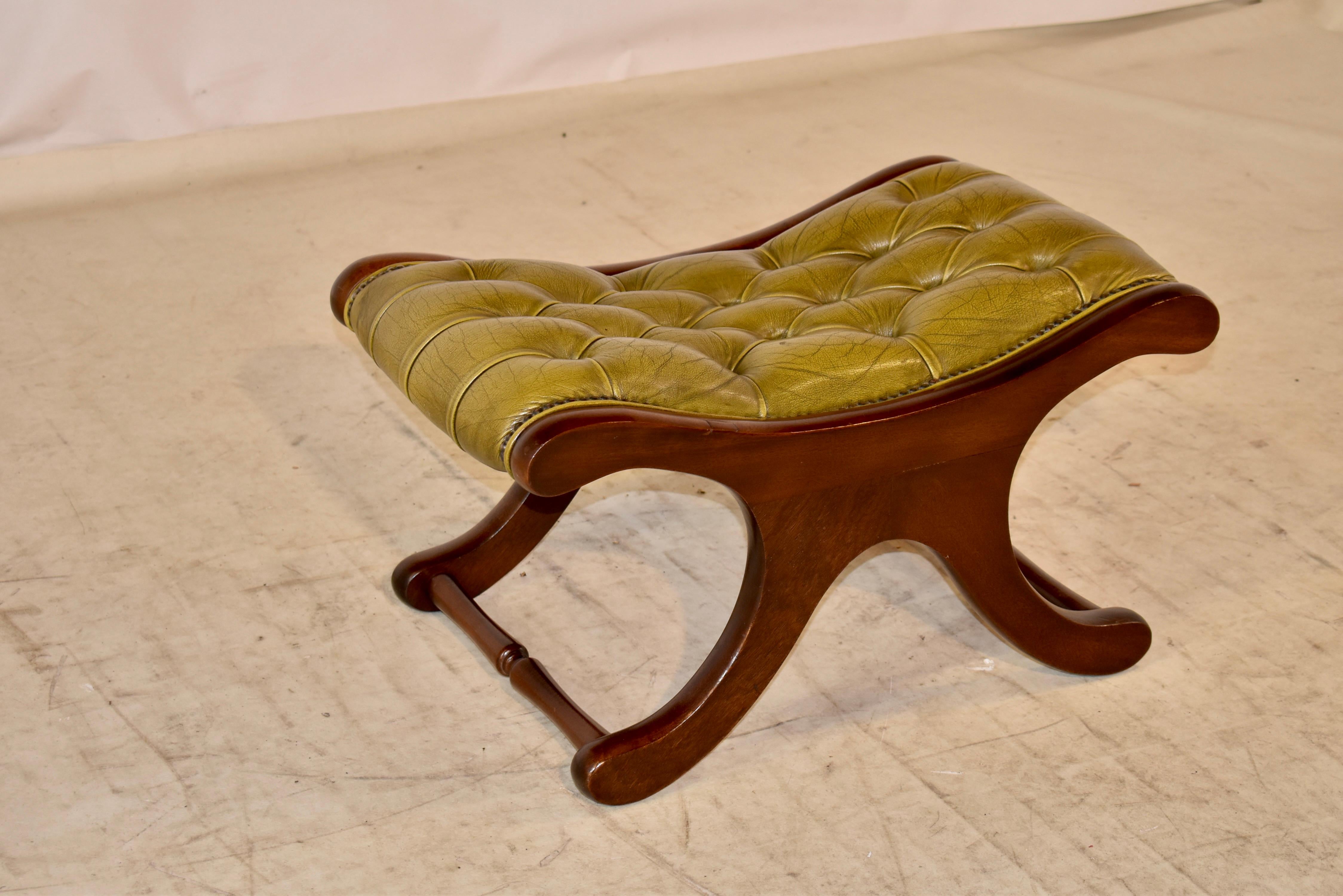 circa 1920 English Mahogany Chesterfield Stool In Good Condition For Sale In High Point, NC