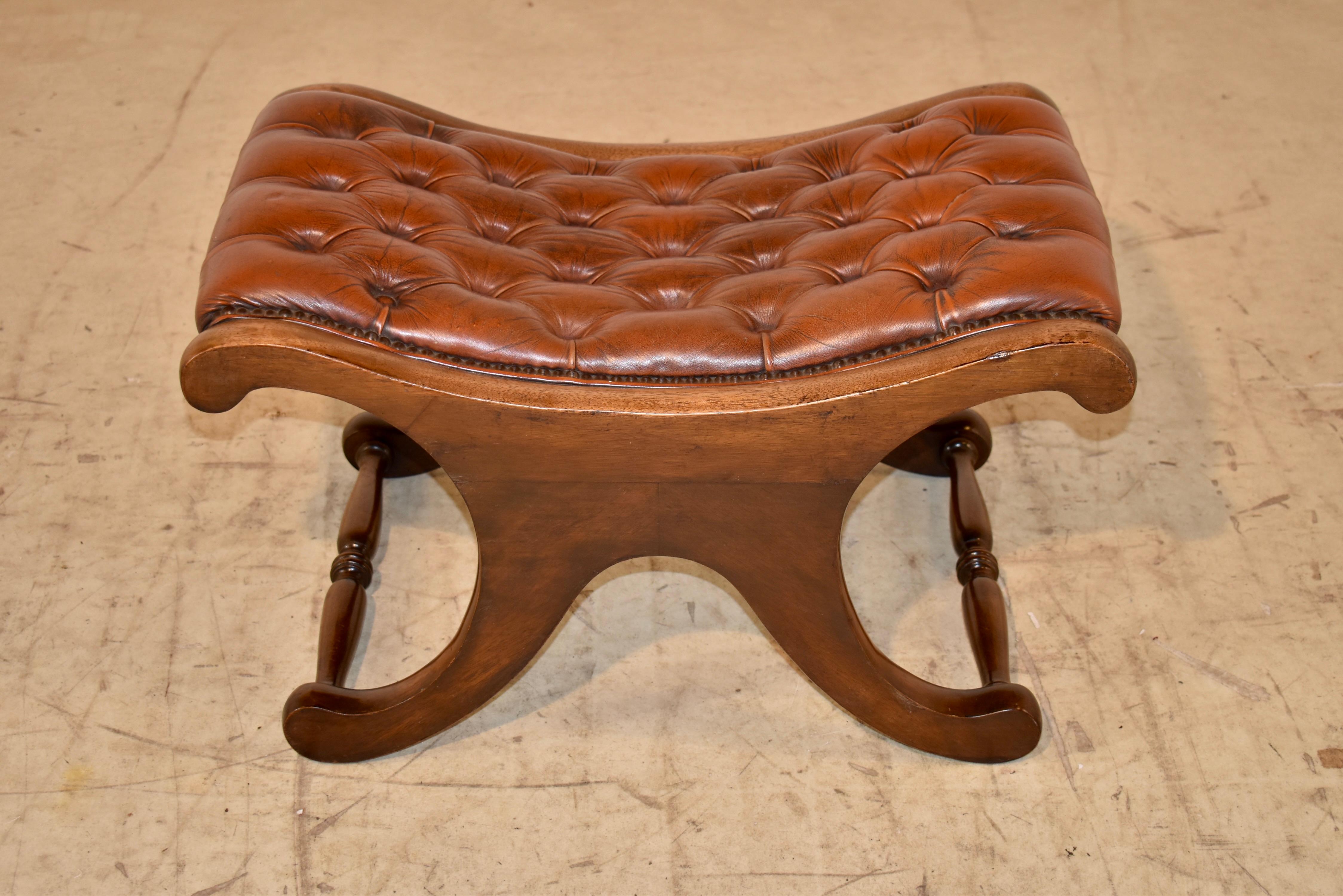 Circa 1920 English Mahogany Chesterfield Stool im Angebot 1