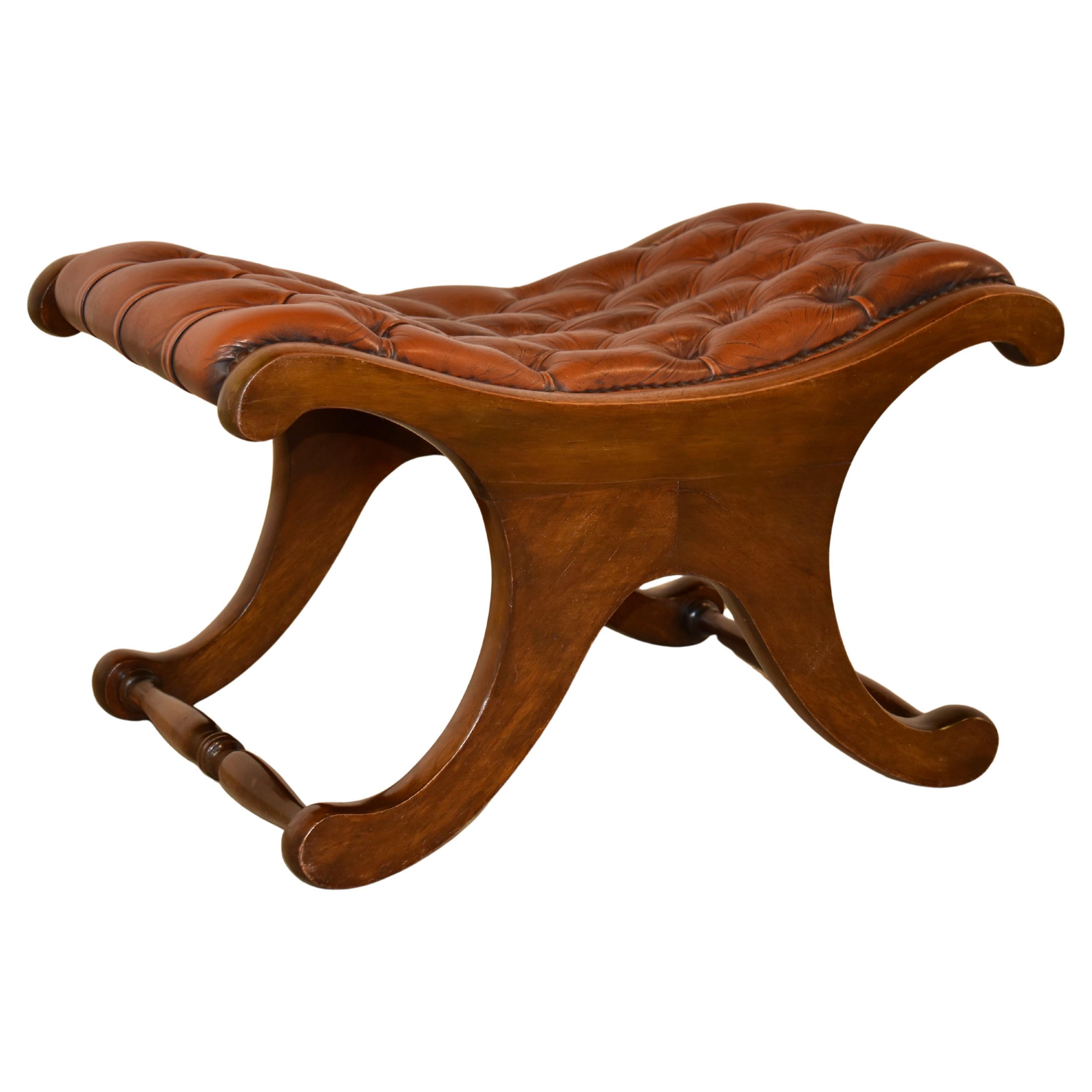 Circa 1920 English Mahogany Chesterfield Stool im Angebot