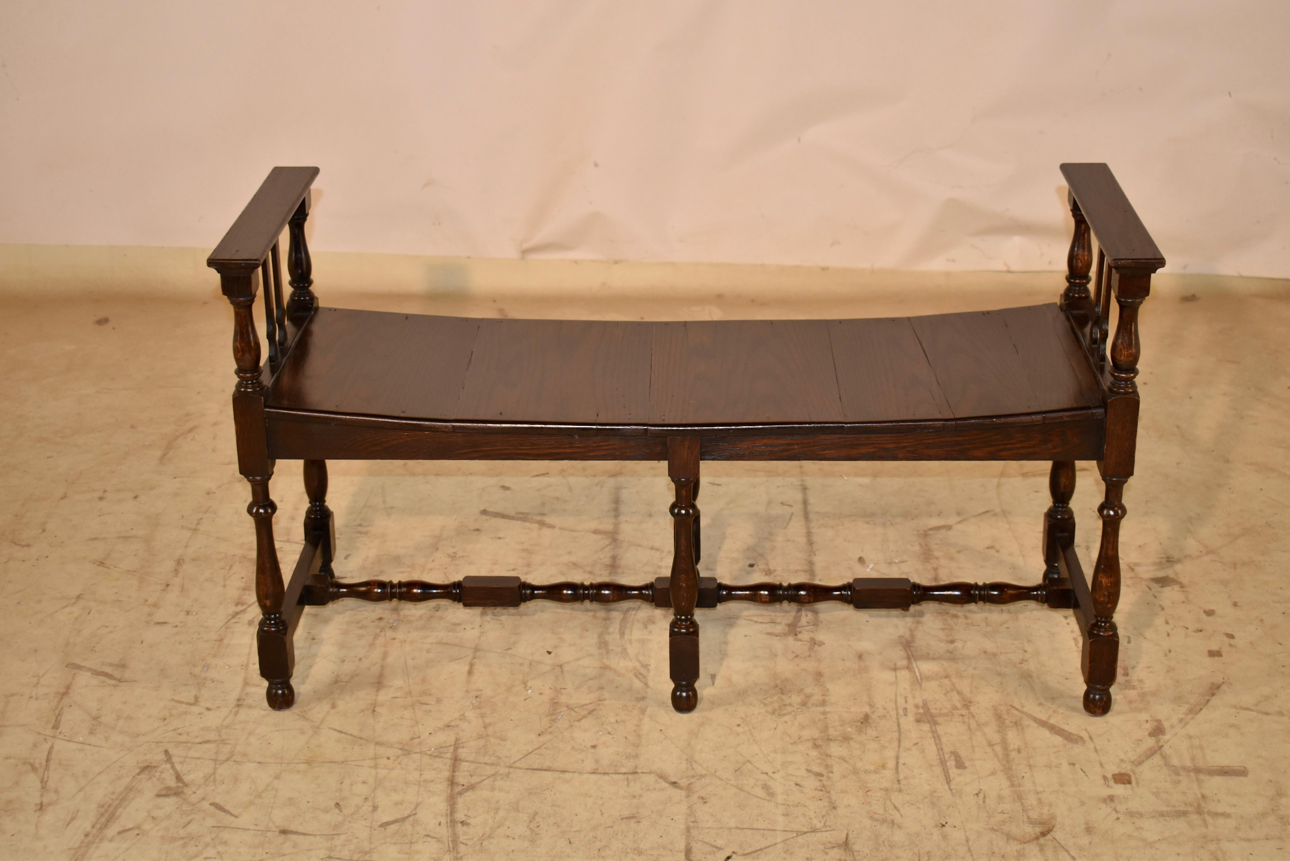 Banco eduardiano de época con brazos, hacia 1900.  

Los brazos añaden un aspecto encantador además de funcionalidad a este banco.  Los brazos se apoyan en brazos torneados a mano, junto con soportes centrales perfilados.  El propio asiento del