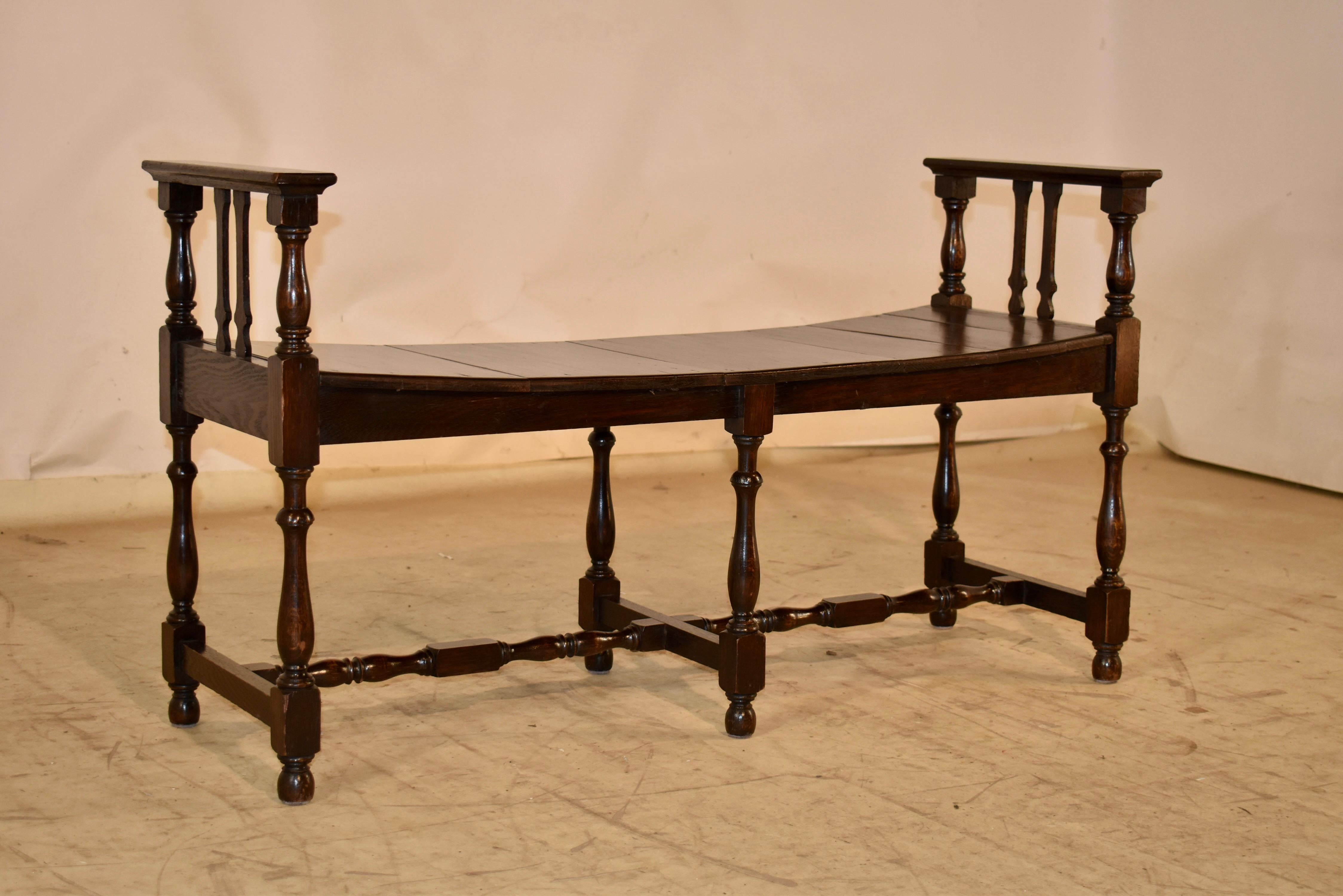 Circa 1920 Banco largo inglés de roble con brazos Eduardiano en venta
